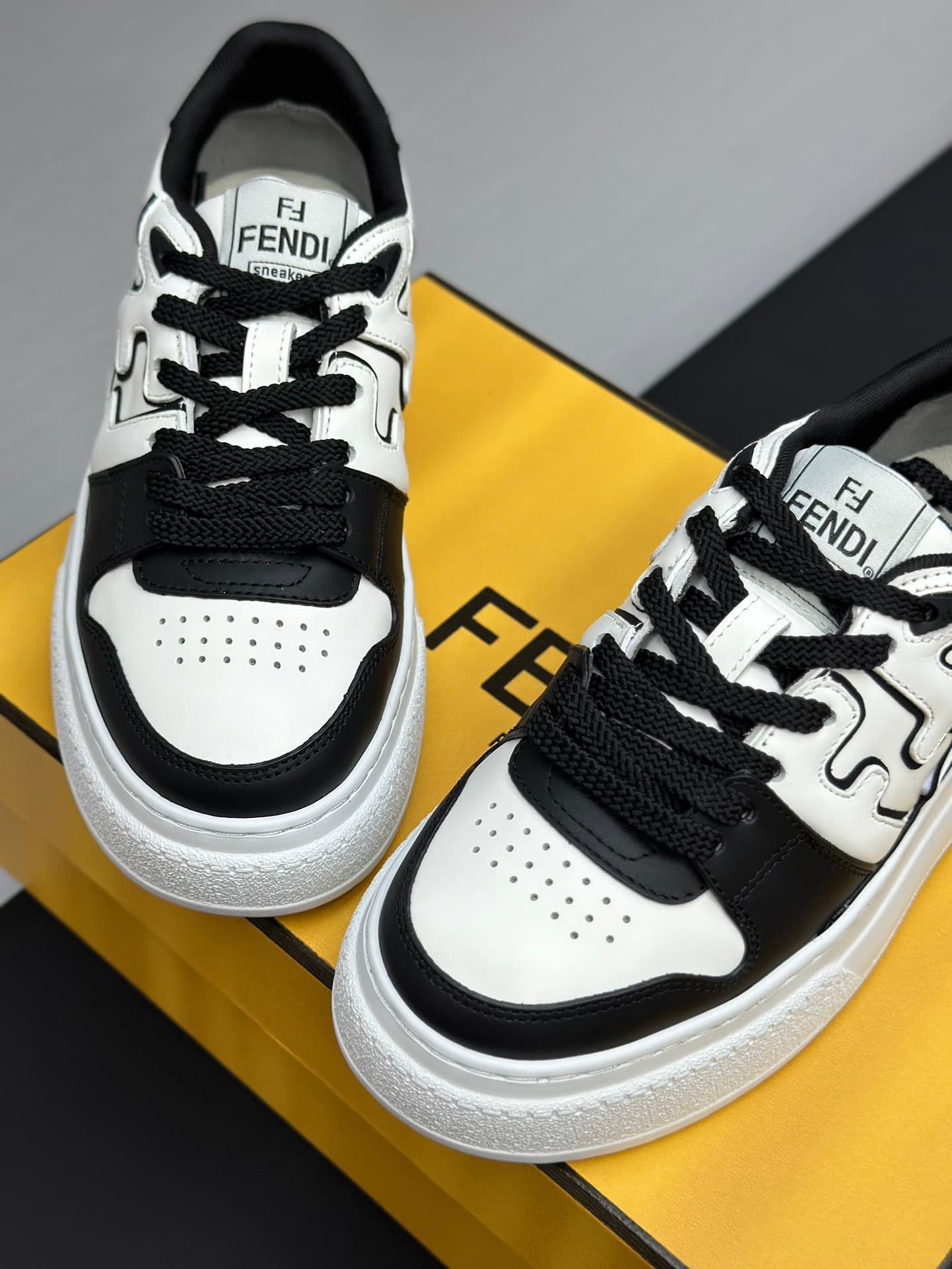 D8901 Running distance factory price 💰 Fendi 24ss thick heel match series, pair of shoes for casual and sports use — image 5