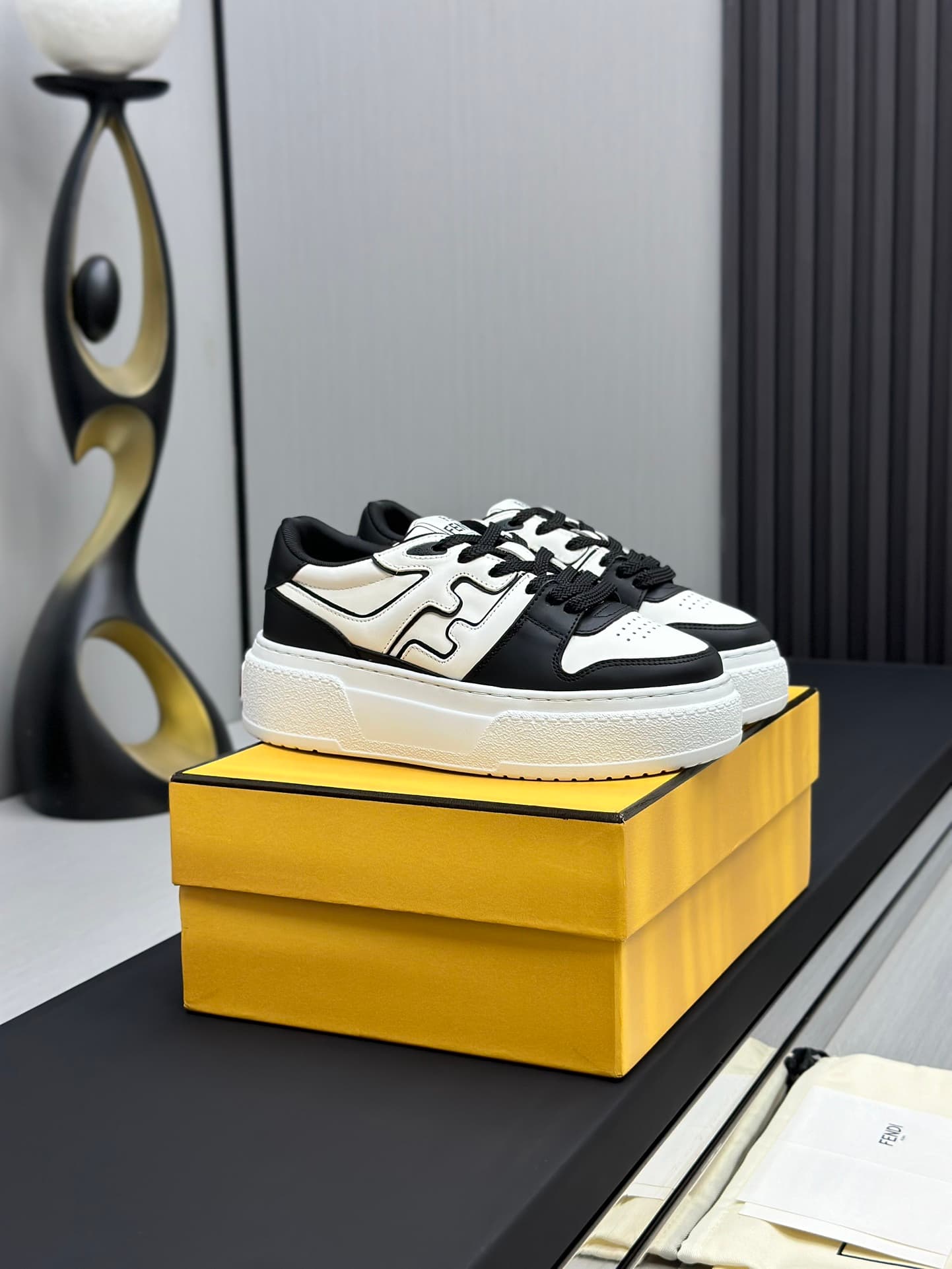 D8901 Running distance factory price 💰 Fendi 24ss thick heel match series, pair of shoes for casual and sports use — image 2