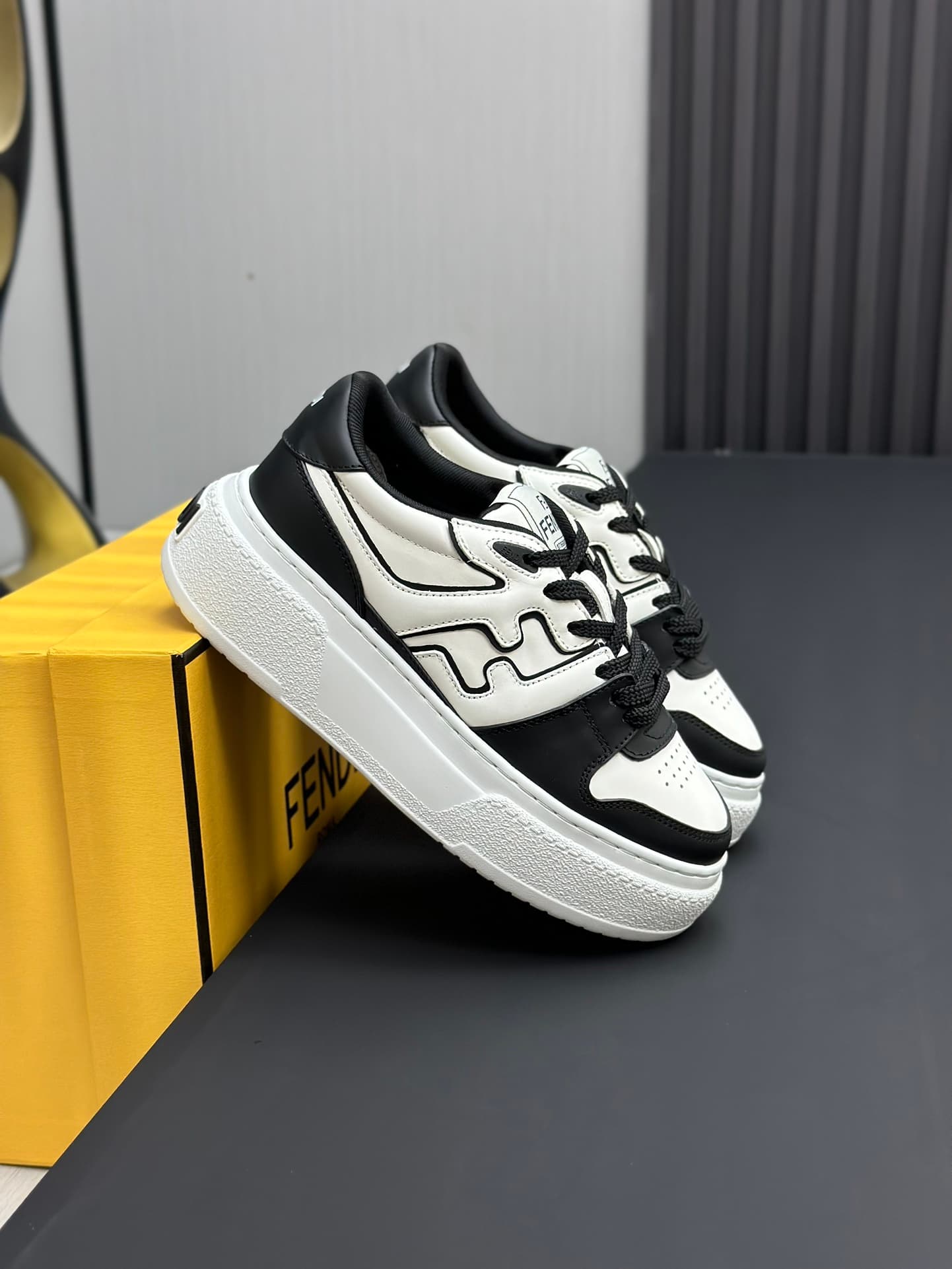 D8901 Running distance factory price 💰 Fendi 24ss thick heel match series, pair of shoes for casual and sports use — image 4