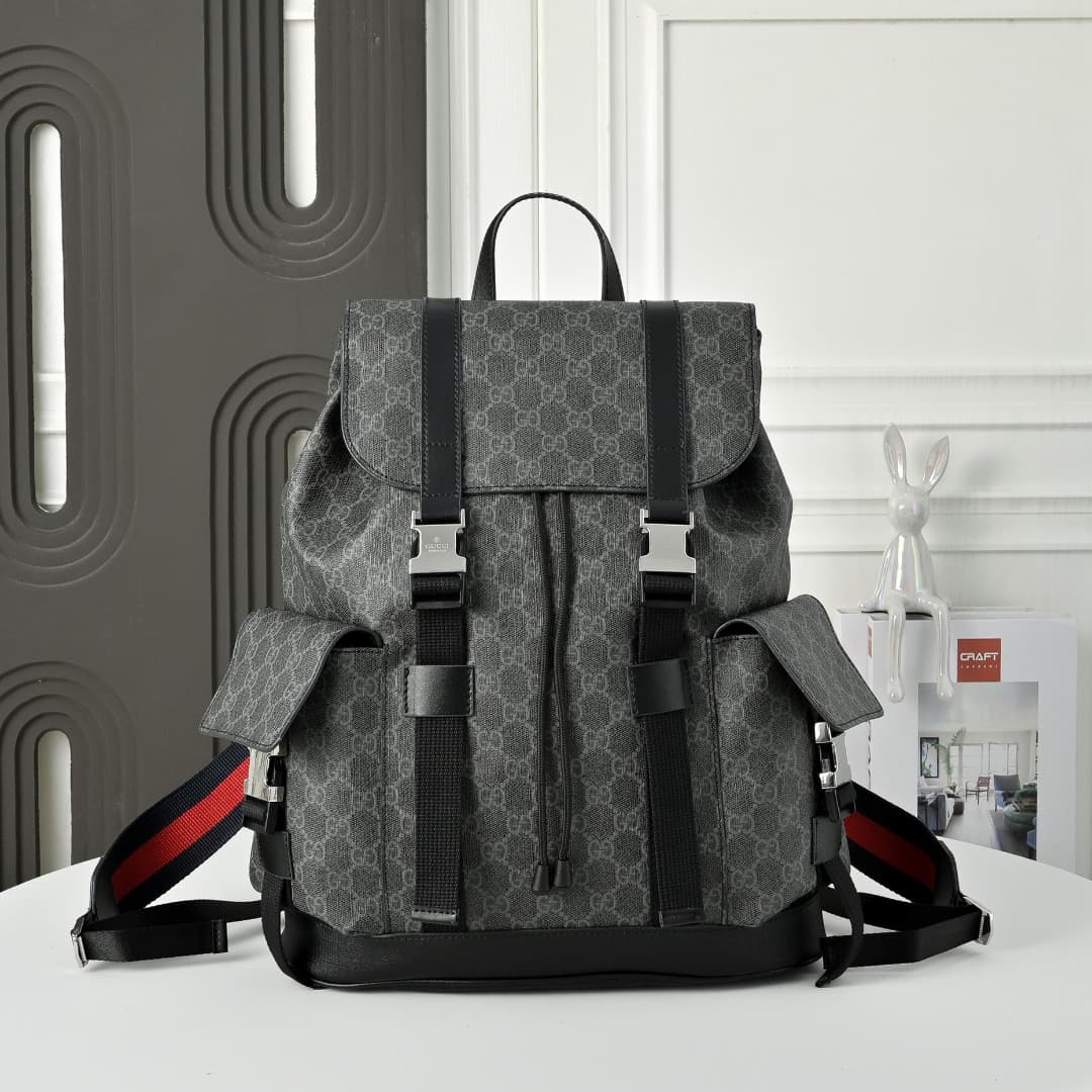 C3881 [Exclusive Background] Real-life photos, an upgraded version of the original design 🔥 The classic GG Supreme canvas is known for its soft texture and stretchability. It is one of those classic fabrics that remain vibrant over time despite being used