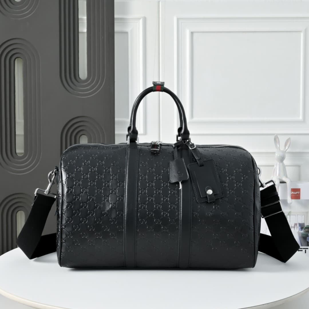 C3896 [Exclusive Background] Real-life photos, original upgraded version 🔥 The GG Emblem collection features GG print embossed patterns on glossy leather, bringing to life the brand’s enduring elegance and exquisite craftsmanship. This travel bag features — image 1