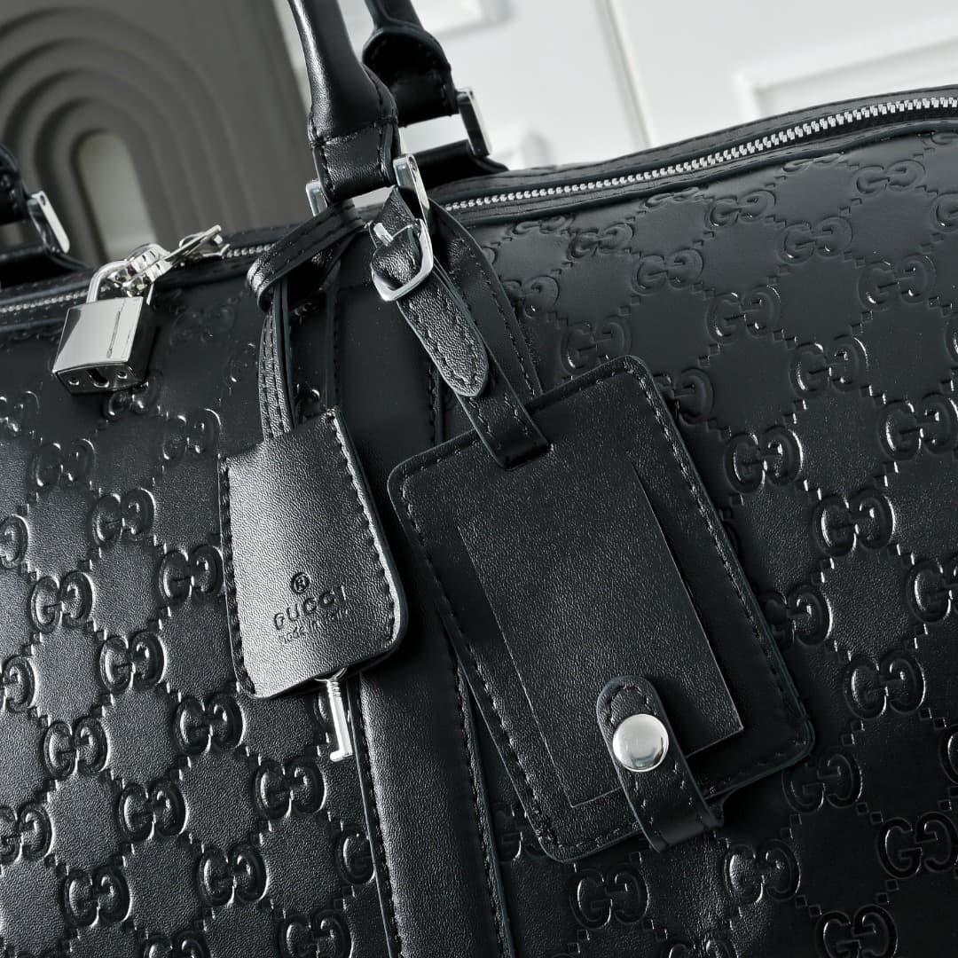 C3896 [Exclusive Background] Real-life photos, original upgraded version 🔥 The GG Emblem collection features GG print embossed patterns on glossy leather, bringing to life the brand’s enduring elegance and exquisite craftsmanship. This travel bag features — image 5