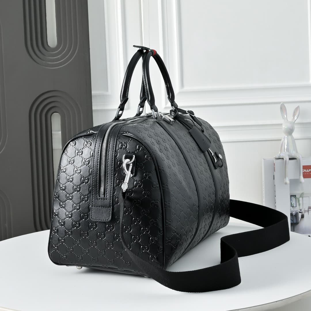 C3896 [Exclusive Background] Real-life photos, original upgraded version 🔥 The GG Emblem collection features GG print embossed patterns on glossy leather, bringing to life the brand’s enduring elegance and exquisite craftsmanship. This travel bag features — image 3
