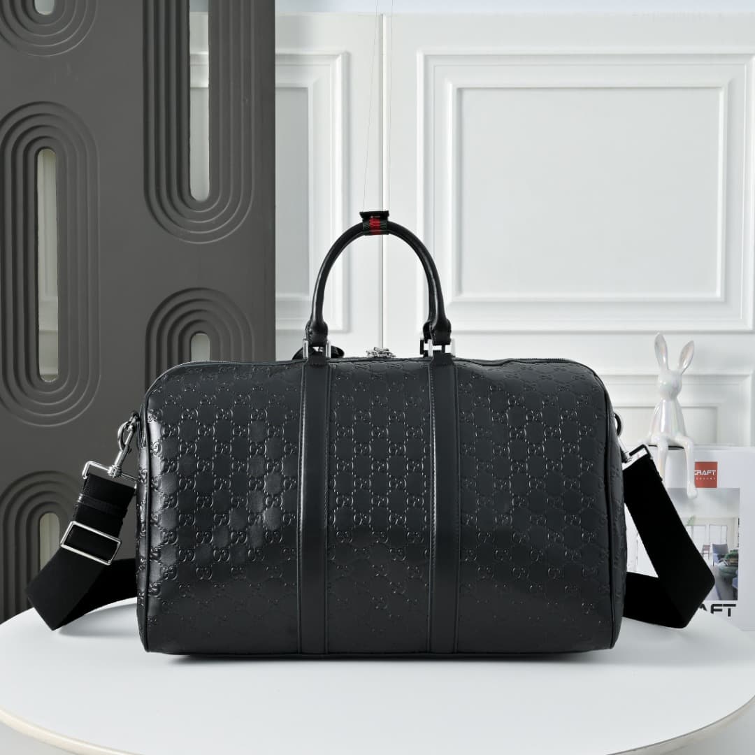 C3896 [Exclusive Background] Real-life photos, original upgraded version 🔥 The GG Emblem collection features GG print embossed patterns on glossy leather, bringing to life the brand’s enduring elegance and exquisite craftsmanship. This travel bag features — image 2