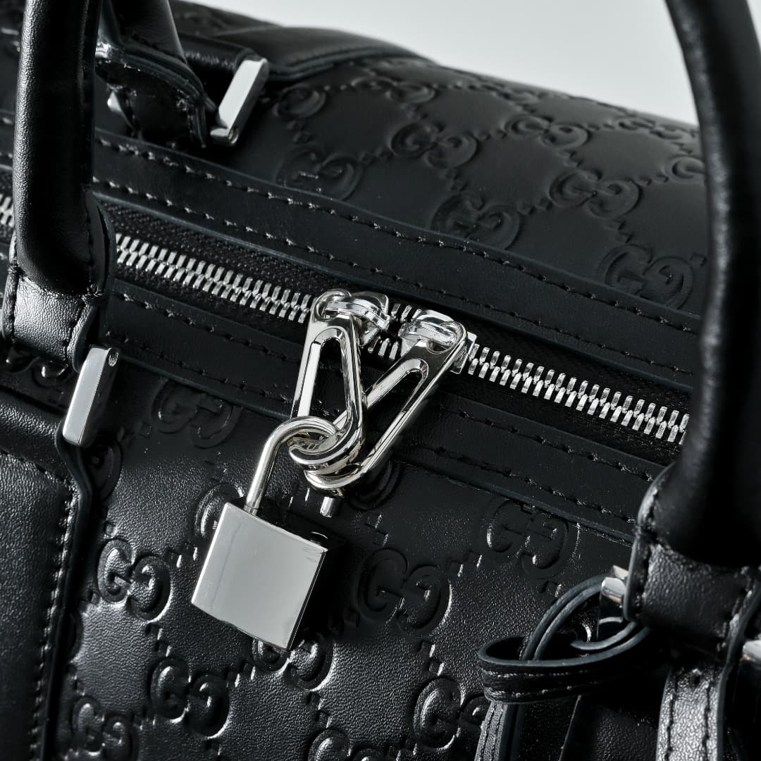 C3896 [Exclusive Background] Real-life photos, original upgraded version 🔥 The GG Emblem collection features GG print embossed patterns on glossy leather, bringing to life the brand’s enduring elegance and exquisite craftsmanship. This travel bag features — image 7