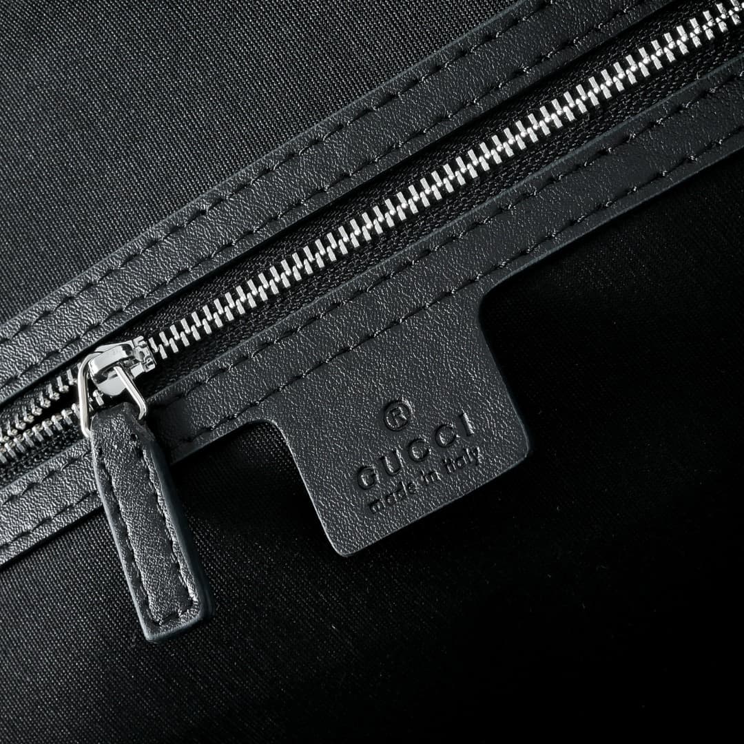 C3896 [Exclusive Background] Real-life photos, original upgraded version 🔥 The GG Emblem collection features GG print embossed patterns on glossy leather, bringing to life the brand’s enduring elegance and exquisite craftsmanship. This travel bag features — image 8