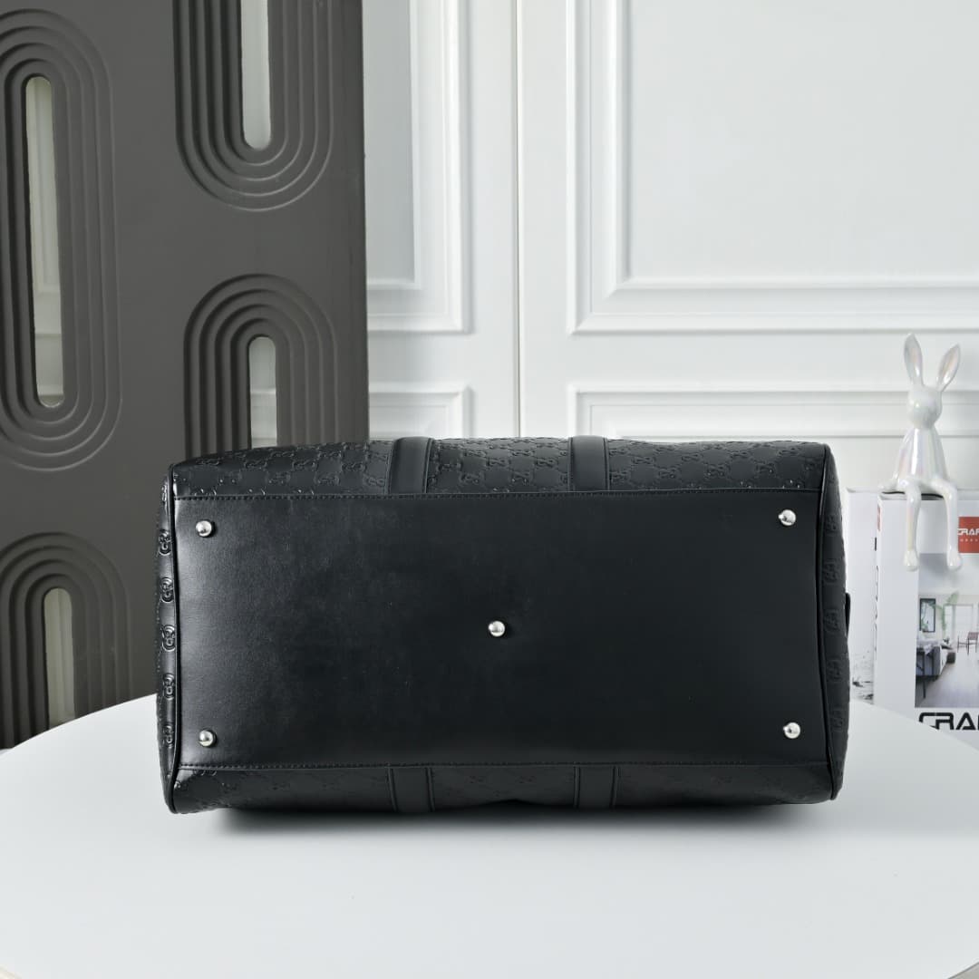 C3896 [Exclusive Background] Real-life photos, original upgraded version 🔥 The GG Emblem collection features GG print embossed patterns on glossy leather, bringing to life the brand’s enduring elegance and exquisite craftsmanship. This travel bag features — image 4