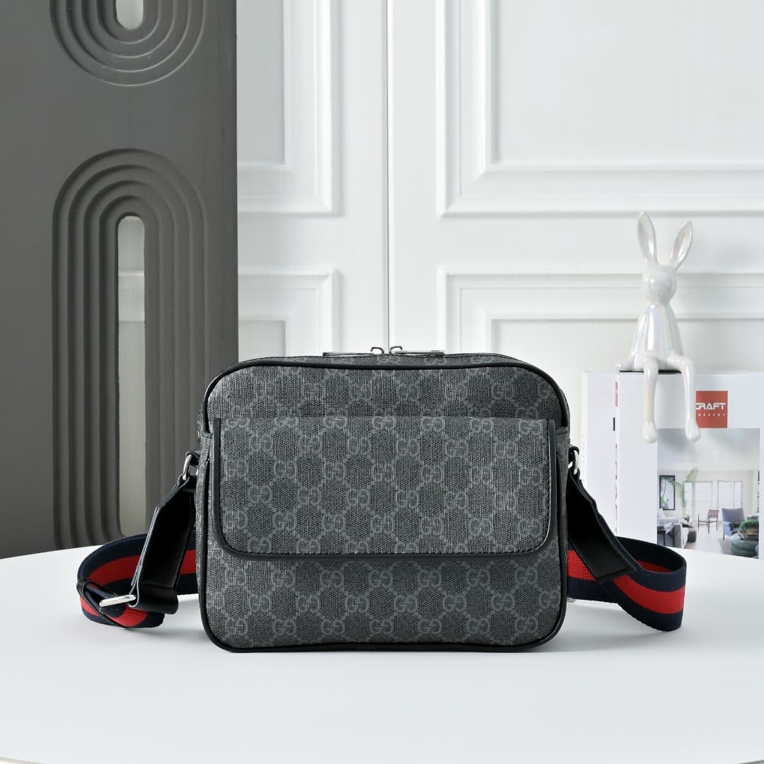 C3901 [Exclusive Background] Real-life photos, original version upgraded 🔥 Small-sized GG crossbody bag from the early autumn collection. This crossbody bag is a perfect choice for everyday styles. The accessories feature a classic letter pattern, interpr — image 1
