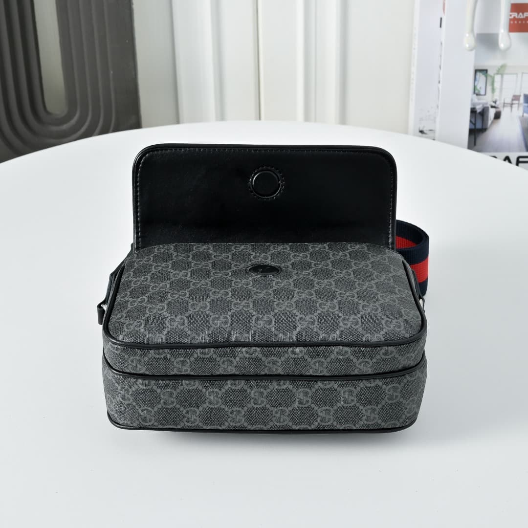 C3901 [Exclusive Background] Real-life photos, original version upgraded 🔥 Small-sized GG crossbody bag from the early autumn collection. This crossbody bag is a perfect choice for everyday styles. The accessories feature a classic letter pattern, interpr — image 4