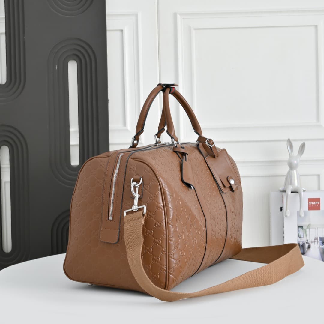 C3895 [Exclusive Background] Real-life photos, upgraded version! The GG Emblem collection presents the brand’s timeless elegance and exquisite craftsmanship through glossy leather with GG print embossing patterns. This travel bag features a zipper design  — image 3
