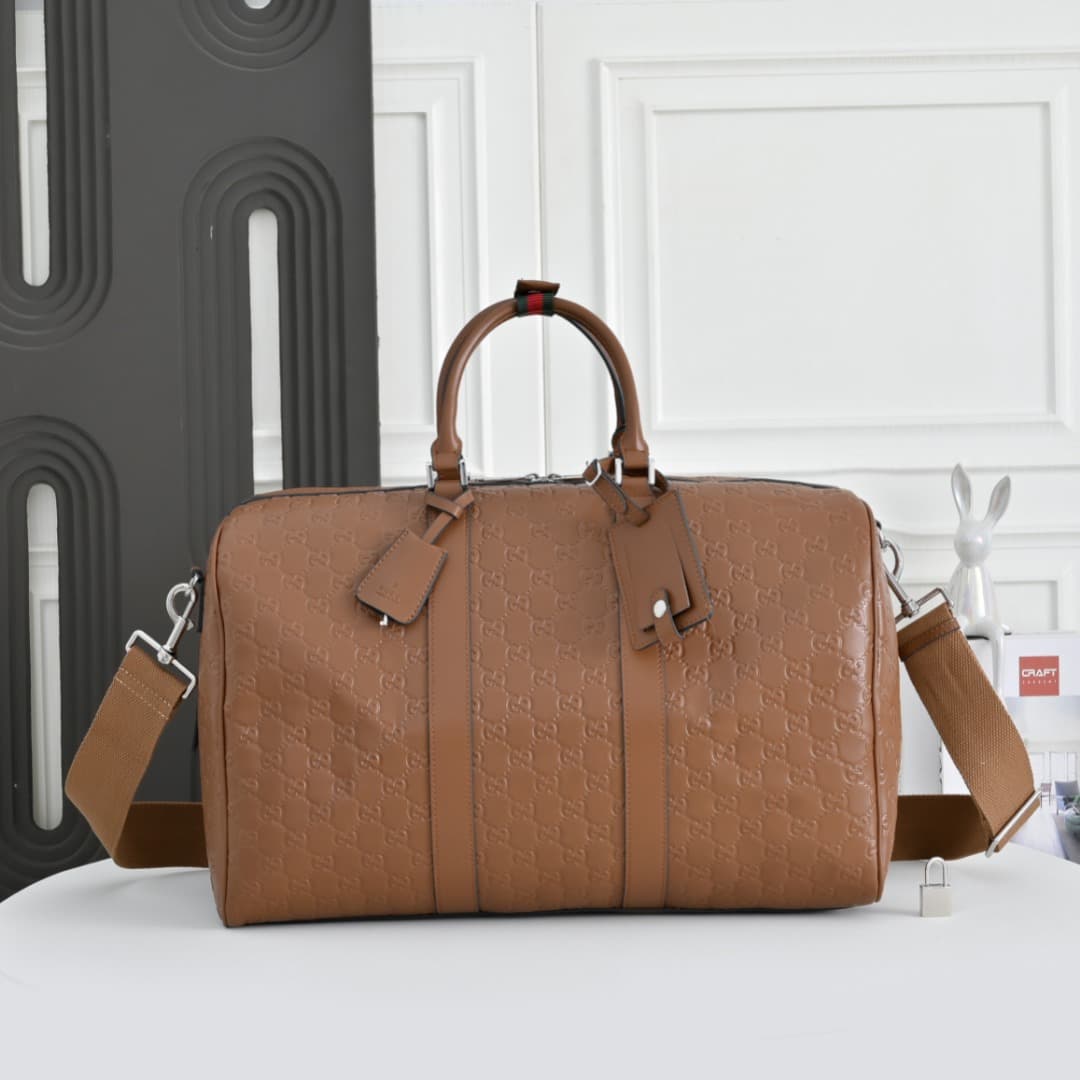 C3895 [Exclusive Background] Real-life photos, upgraded version! The GG Emblem collection presents the brand’s timeless elegance and exquisite craftsmanship through glossy leather with GG print embossing patterns. This travel bag features a zipper design  — image 1