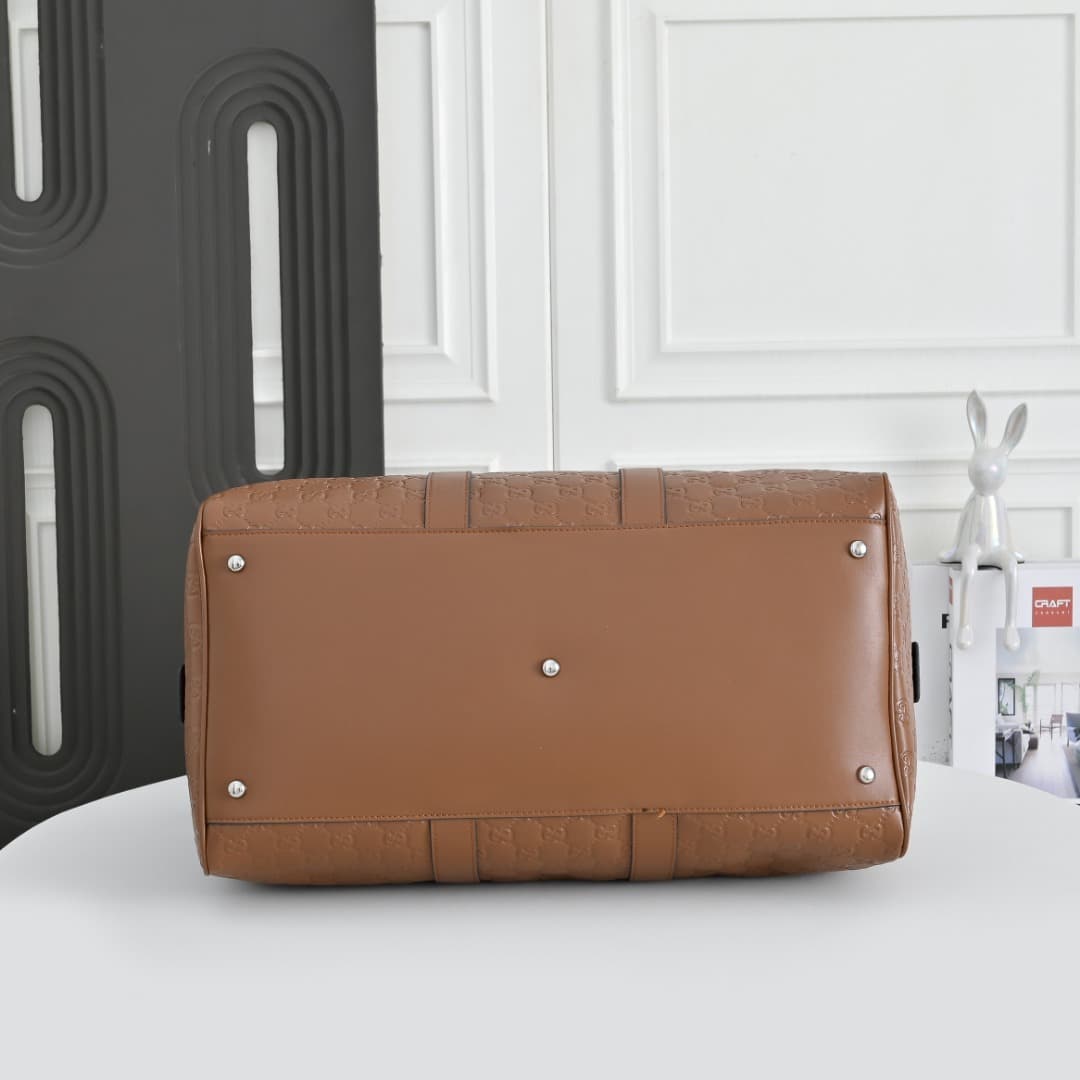 C3895 [Exclusive Background] Real-life photos, upgraded version! The GG Emblem collection presents the brand’s timeless elegance and exquisite craftsmanship through glossy leather with GG print embossing patterns. This travel bag features a zipper design  — image 4