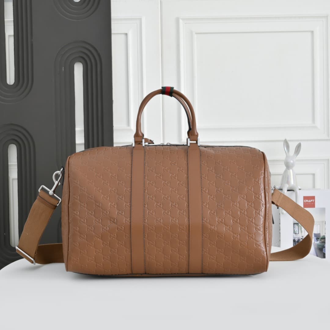 C3895 [Exclusive Background] Real-life photos, upgraded version! The GG Emblem collection presents the brand’s timeless elegance and exquisite craftsmanship through glossy leather with GG print embossing patterns. This travel bag features a zipper design  — image 2