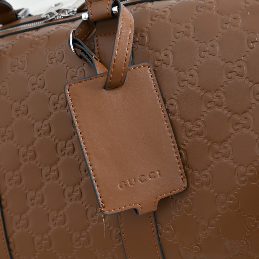 C3895 [Exclusive Background] Real-life photos, upgraded version! The GG Emblem collection presents the brand’s timeless elegance and exquisite craftsmanship through glossy leather with GG print embossing patterns. This travel bag features a zipper design  — image 5