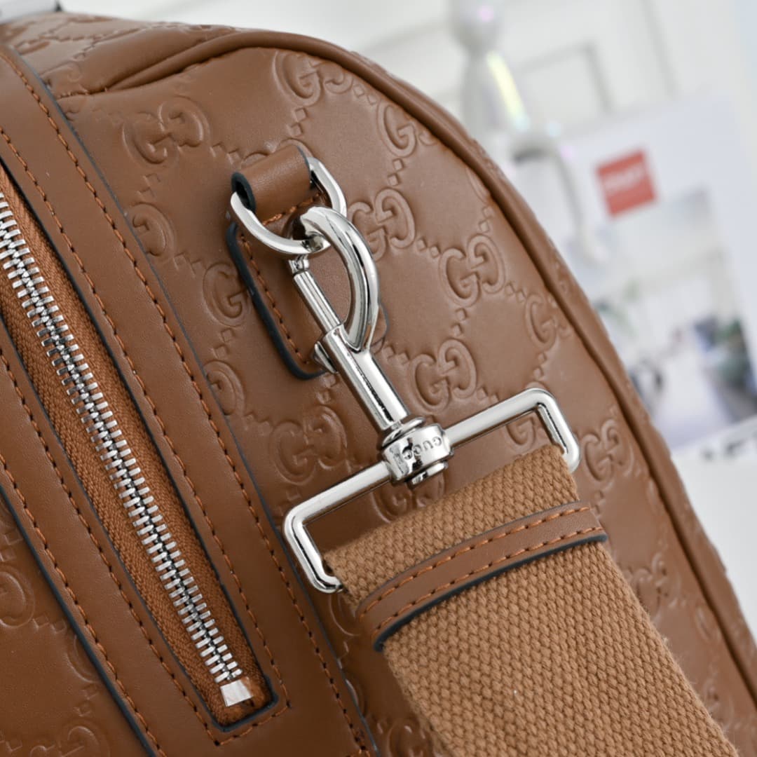 C3895 [Exclusive Background] Real-life photos, upgraded version! The GG Emblem collection presents the brand’s timeless elegance and exquisite craftsmanship through glossy leather with GG print embossing patterns. This travel bag features a zipper design  — image 6