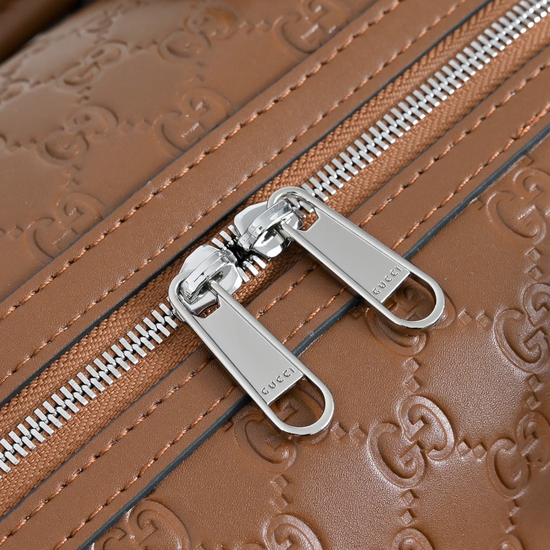 C3895 [Exclusive Background] Real-life photos, upgraded version! The GG Emblem collection presents the brand’s timeless elegance and exquisite craftsmanship through glossy leather with GG print embossing patterns. This travel bag features a zipper design  — image 7