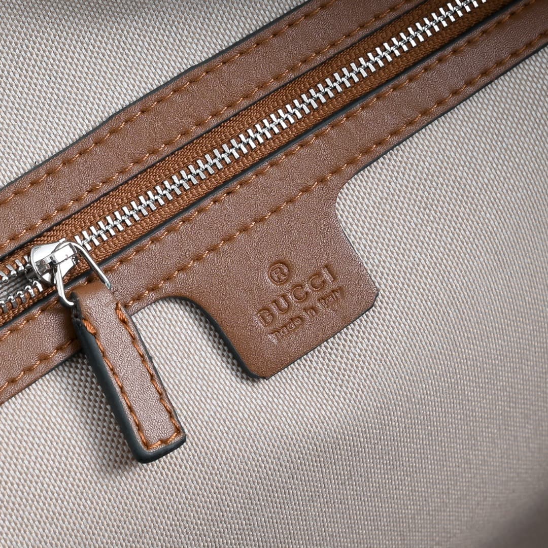 C3895 [Exclusive Background] Real-life photos, upgraded version! The GG Emblem collection presents the brand’s timeless elegance and exquisite craftsmanship through glossy leather with GG print embossing patterns. This travel bag features a zipper design  — image 8
