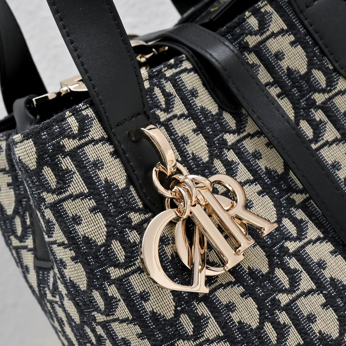 C1809 New colors available for sale. Toujours vertical handbag with mixed colors — image 4