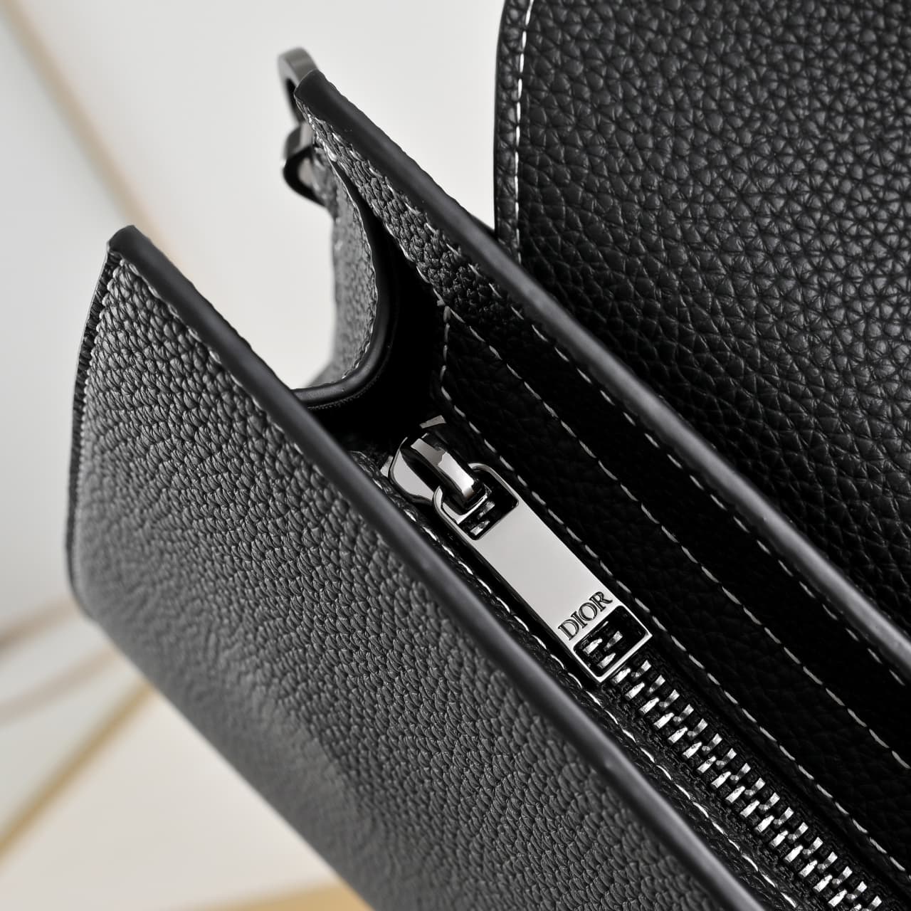 C1820 Full-skin design: This A5 triangular handbag is a new flagship product. It is crafted from beige and black Oblique print fabric, along with black suede leather with a flap design. The spacious zipper compartment can hold a smartphone, and there are  — image 7