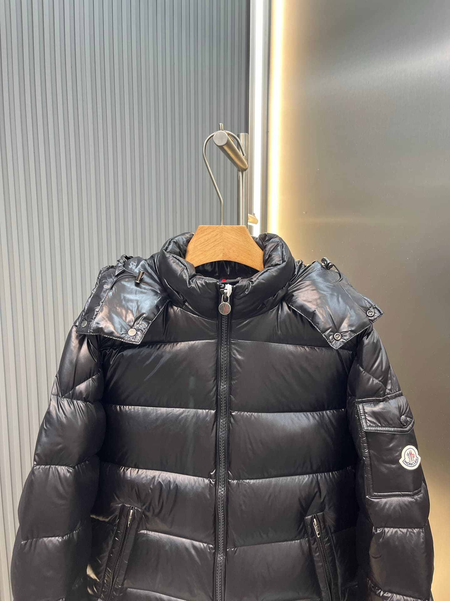 C11116 Top version, goose-down quilted fabric. The exclusive store version of Moner Maya maya men’s glossy hooded down jacket. Relaxed fit that works well with anyone; same design for both men and women — image 2