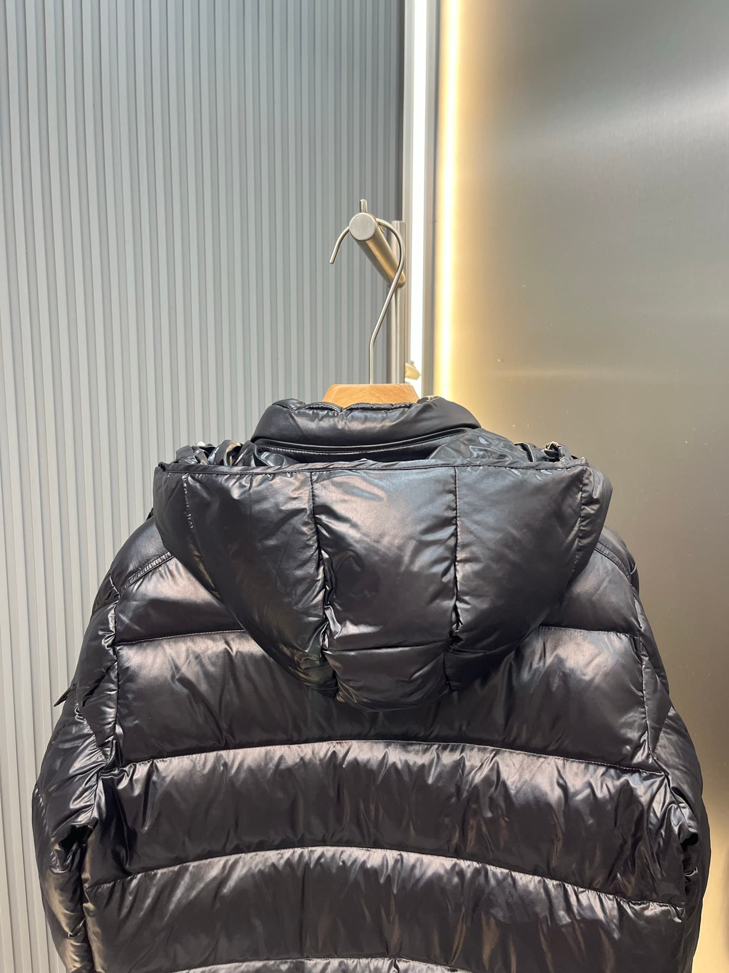 C11116 Top version, goose-down quilted fabric. The exclusive store version of Moner Maya maya men’s glossy hooded down jacket. Relaxed fit that works well with anyone; same design for both men and women — image 4