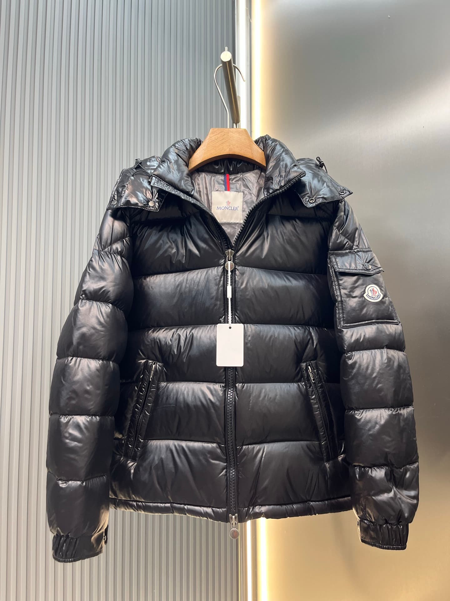 C11116 Top version, goose-down quilted fabric. The exclusive store version of Moner Maya maya men’s glossy hooded down jacket. Relaxed fit that works well with anyone; same design for both men and women — image 5