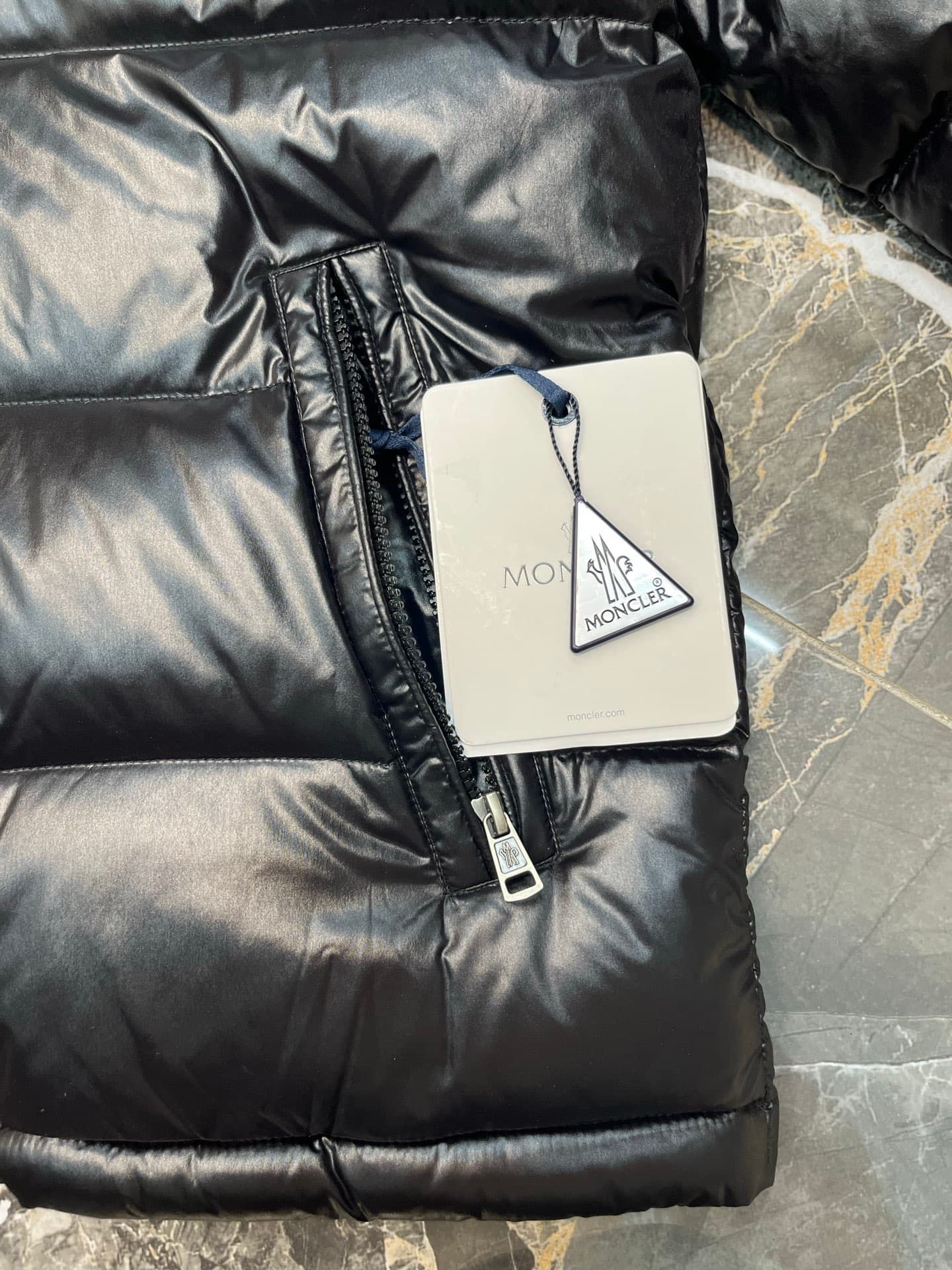 C11116 Top version, goose-down quilted fabric. The exclusive store version of Moner Maya maya men’s glossy hooded down jacket. Relaxed fit that works well with anyone; same design for both men and women — image 6