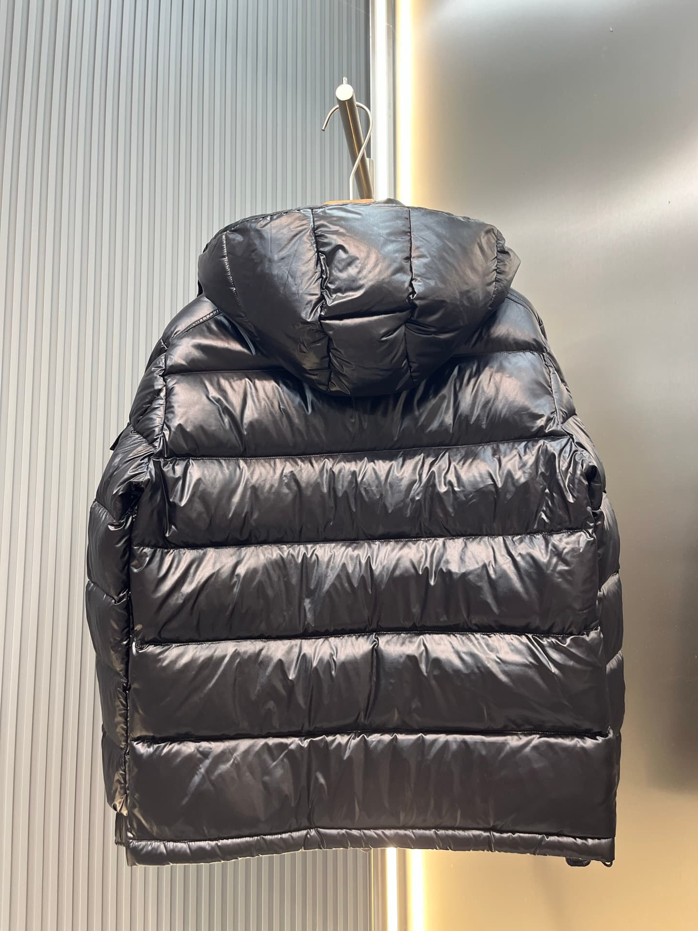 C11116 Top version, goose-down quilted fabric. The exclusive store version of Moner Maya maya men’s glossy hooded down jacket. Relaxed fit that works well with anyone; same design for both men and women — image 3