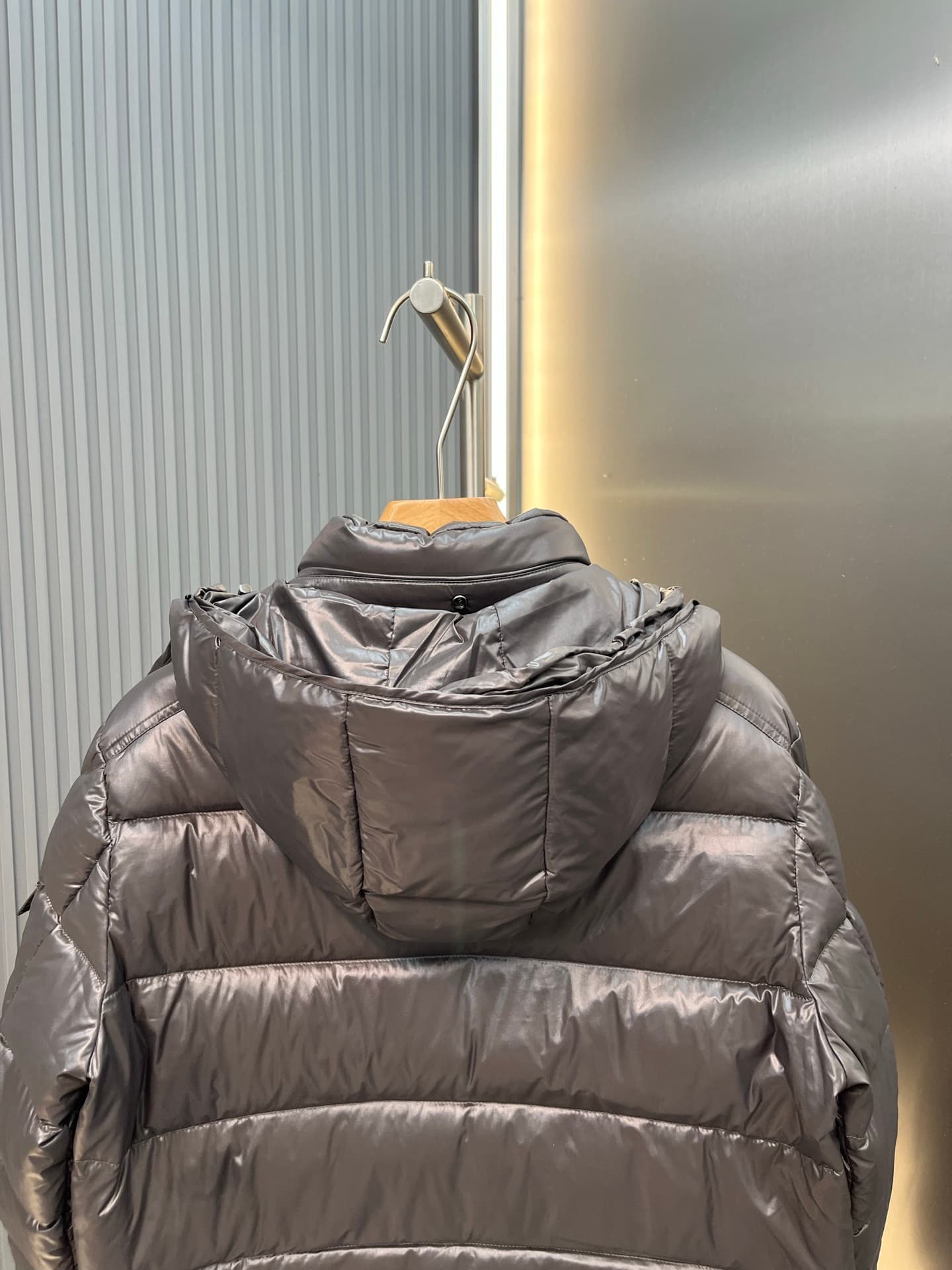 C11113 Goffled Downwear specialty store: Upgraded Moner Maya Maya men’s shiny cap down jacket. Relaxed fit that works well with anyone; same design for both men and women — image 4