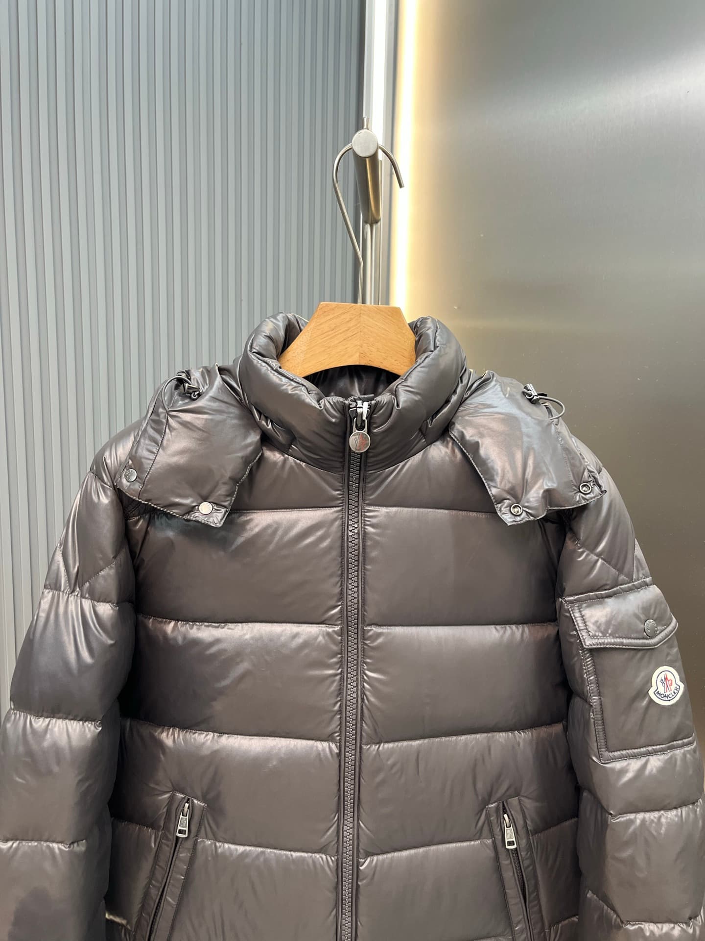 C11113 Goffled Downwear specialty store: Upgraded Moner Maya Maya men’s shiny cap down jacket. Relaxed fit that works well with anyone; same design for both men and women — image 2