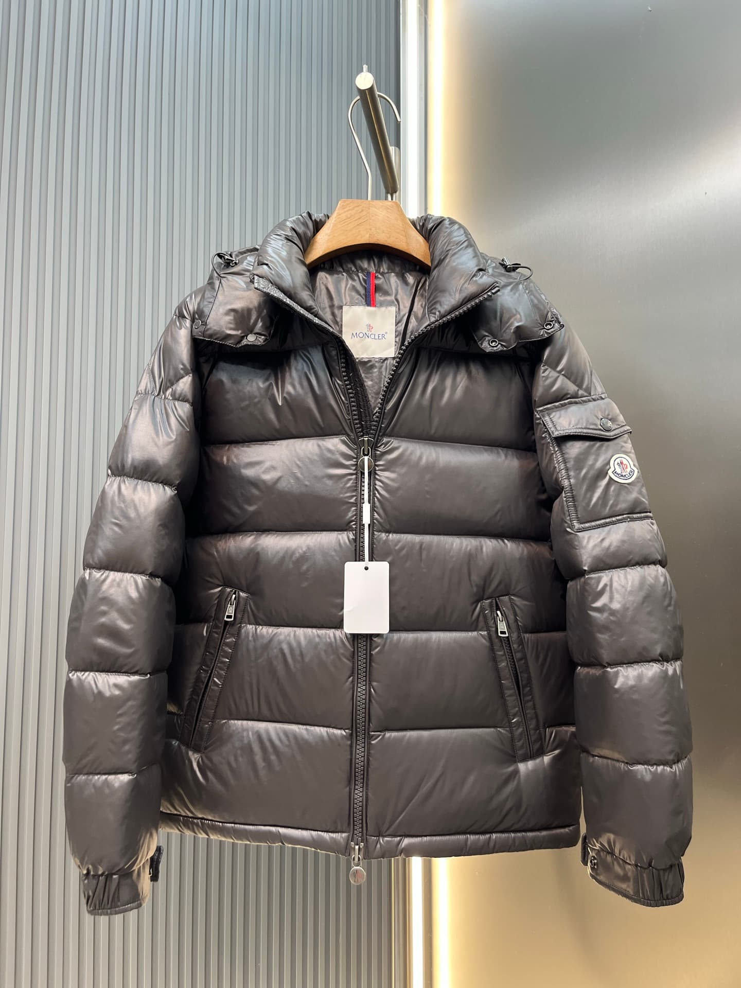 C11113 Goffled Downwear specialty store: Upgraded Moner Maya Maya men’s shiny cap down jacket. Relaxed fit that works well with anyone; same design for both men and women — image 5
