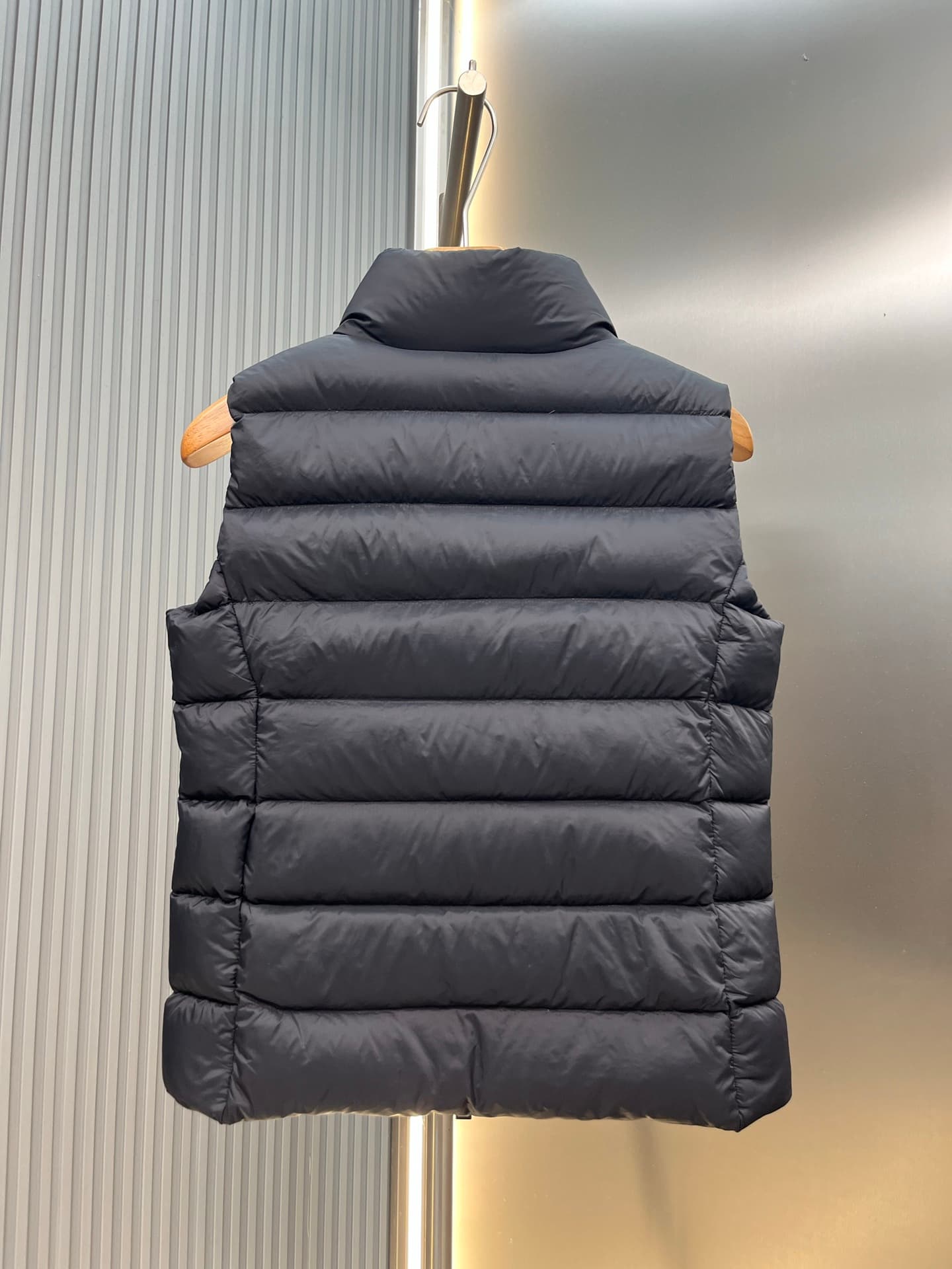 C11112 High-quality Moner Gha (matte, foggy finish). The classic women’s thin pendant features an internal NFC electronic authentication feature for anti-counterfeiting. It supports multiple anti-counterfeiting measures. — image 3