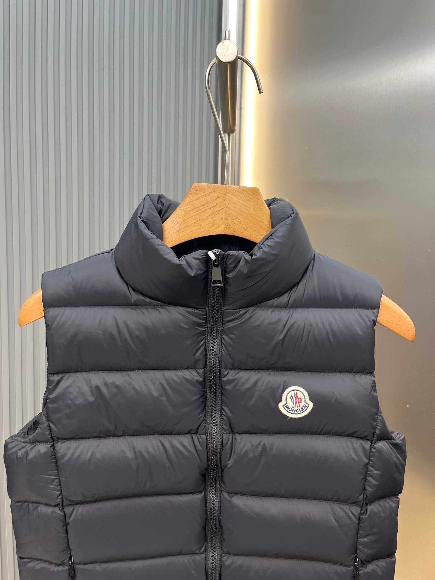 C11112 High-quality Moner Gha (matte, foggy finish). The classic women’s thin pendant features an internal NFC electronic authentication feature for anti-counterfeiting. It supports multiple anti-counterfeiting measures. — image 2
