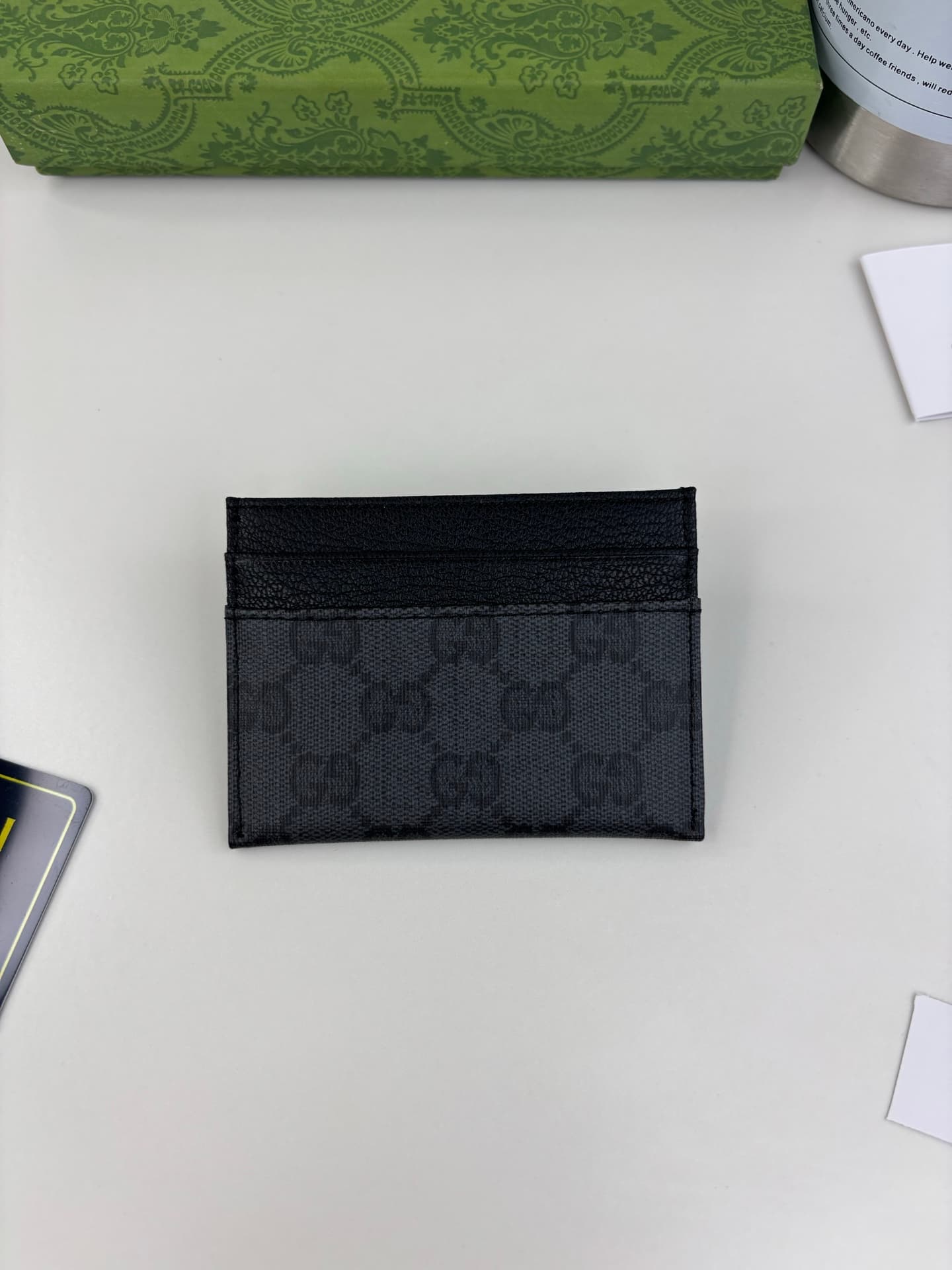 C3966 Generation Gucci delves deep into the brand’s collectible elements, blending designs from different generations into a cohesive aesthetic narrative. The Gucci Essence Classic collection is designed for a dynamic lifestyle. Each item features a light — image 1