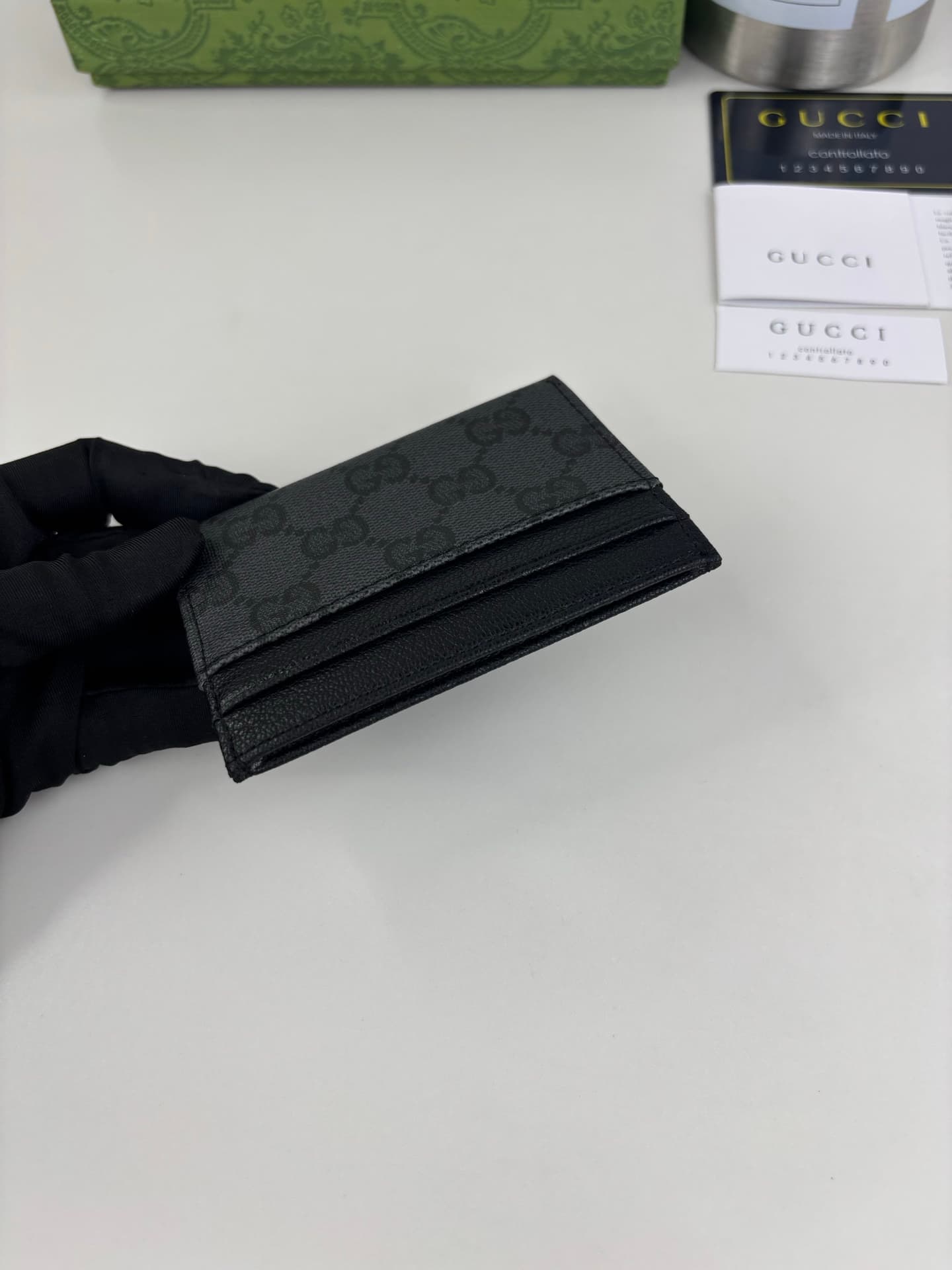 C3966 Generation Gucci delves deep into the brand’s collectible elements, blending designs from different generations into a cohesive aesthetic narrative. The Gucci Essence Classic collection is designed for a dynamic lifestyle. Each item features a light — image 2