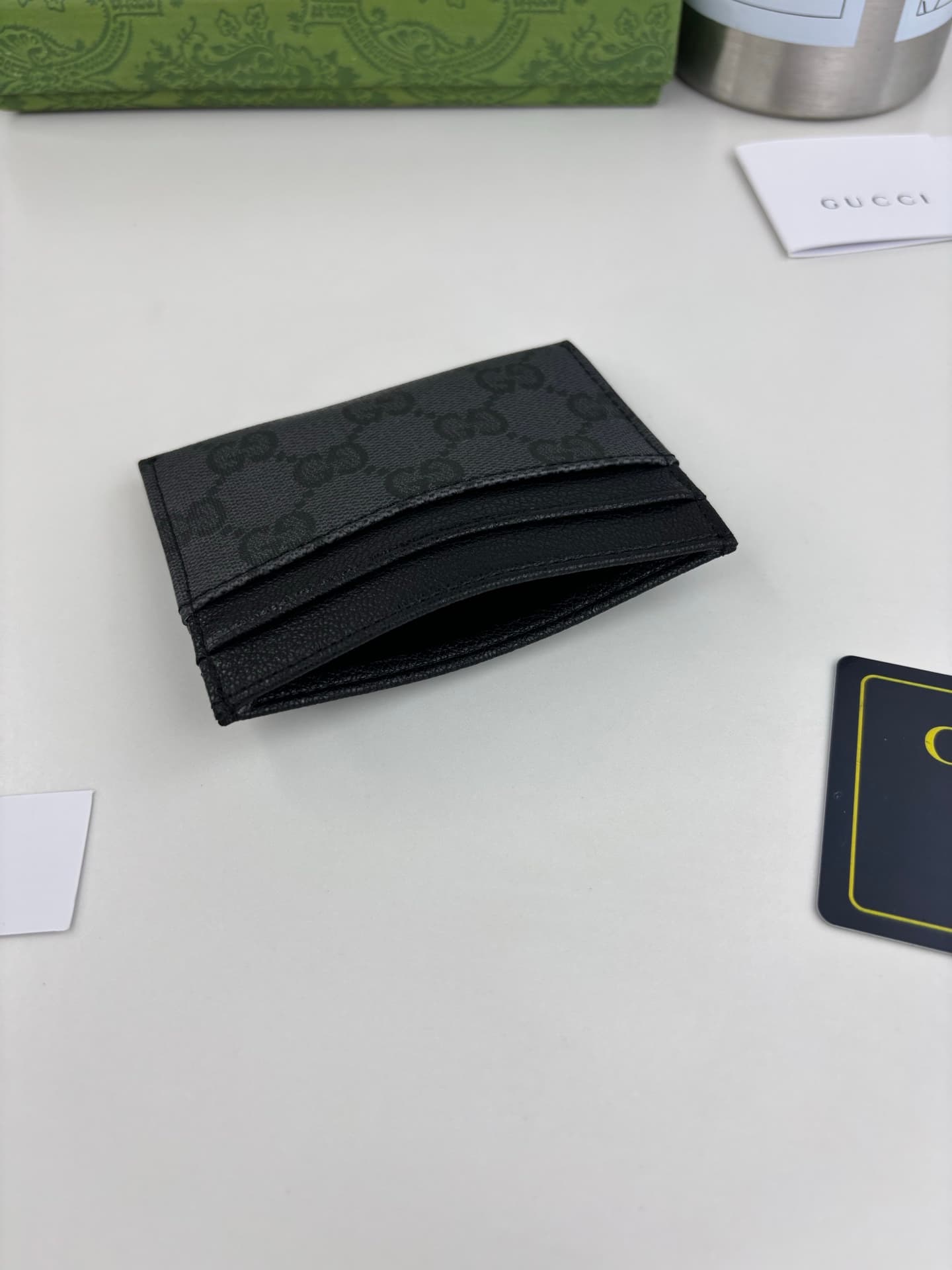 C3966 Generation Gucci delves deep into the brand’s collectible elements, blending designs from different generations into a cohesive aesthetic narrative. The Gucci Essence Classic collection is designed for a dynamic lifestyle. Each item features a light — image 4