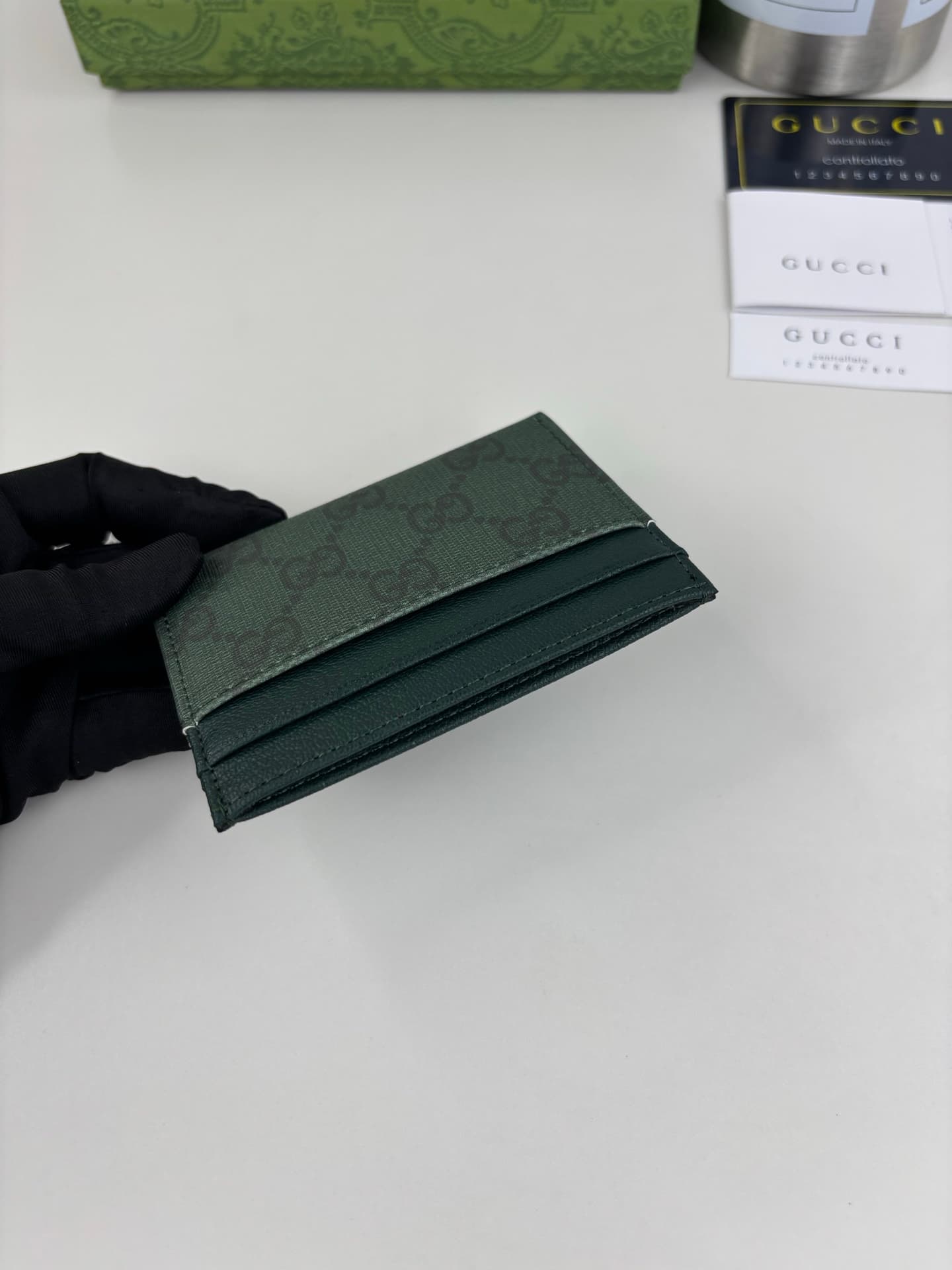 C3965 Generation Gucci delves into the brand’s collectible elements, blending designs from different generations into a cohesive aesthetic narrative. The Gucci Essence Classic collection is designed for a dynamic lifestyle. Each item features a lightweigh — image 2