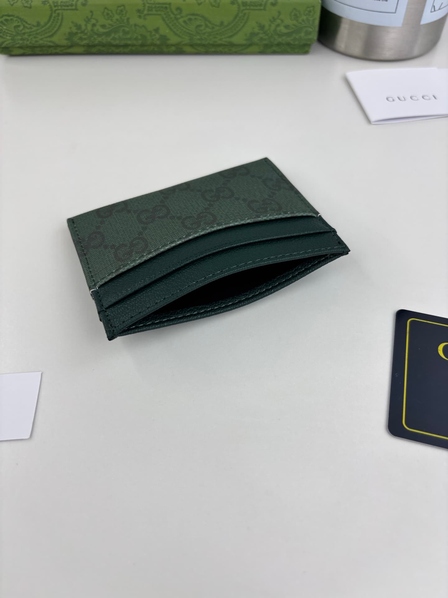 C3965 Generation Gucci delves into the brand’s collectible elements, blending designs from different generations into a cohesive aesthetic narrative. The Gucci Essence Classic collection is designed for a dynamic lifestyle. Each item features a lightweigh — image 4