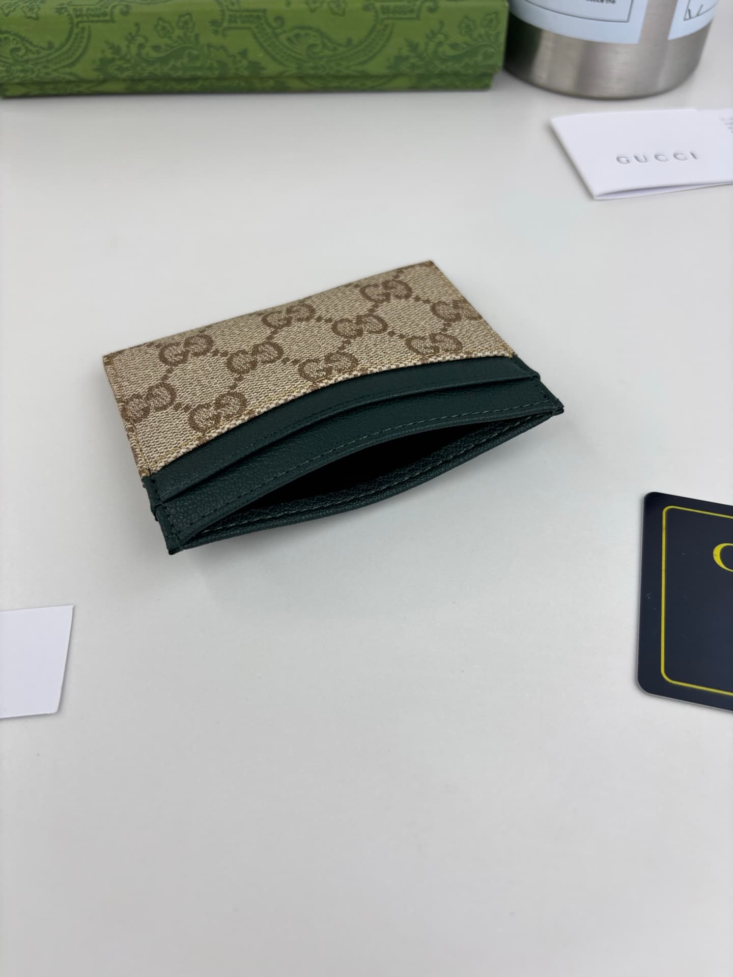 C3964 Generation Gucci explores the brand’s collectibles in depth, integrating designs from different generations into a cohesive aesthetic narrative. The Gucci Essence Classic collection is designed for a dynamic lifestyle. Each item features a lightweig — image 4