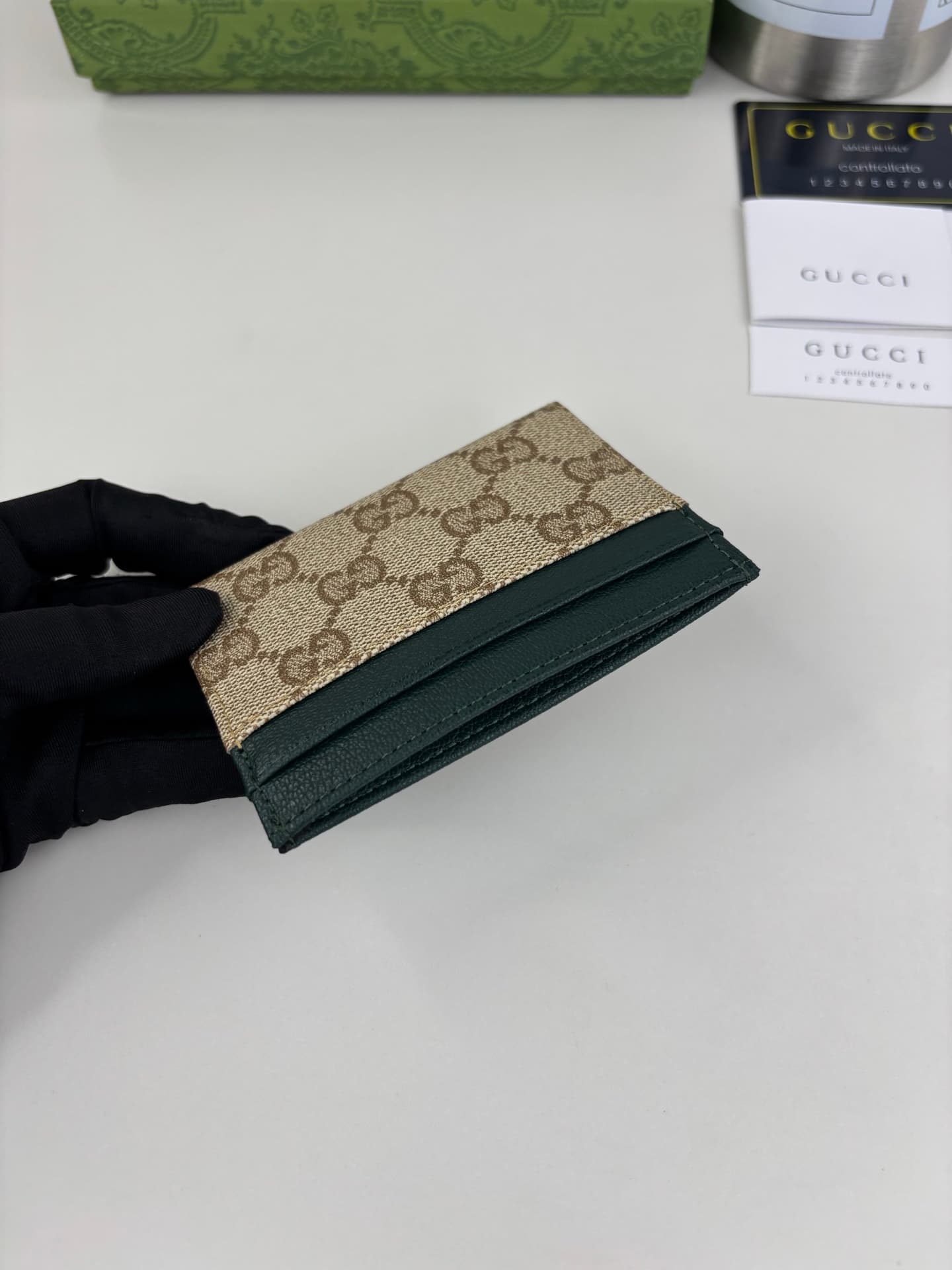 C3964 Generation Gucci explores the brand’s collectibles in depth, integrating designs from different generations into a cohesive aesthetic narrative. The Gucci Essence Classic collection is designed for a dynamic lifestyle. Each item features a lightweig — image 2