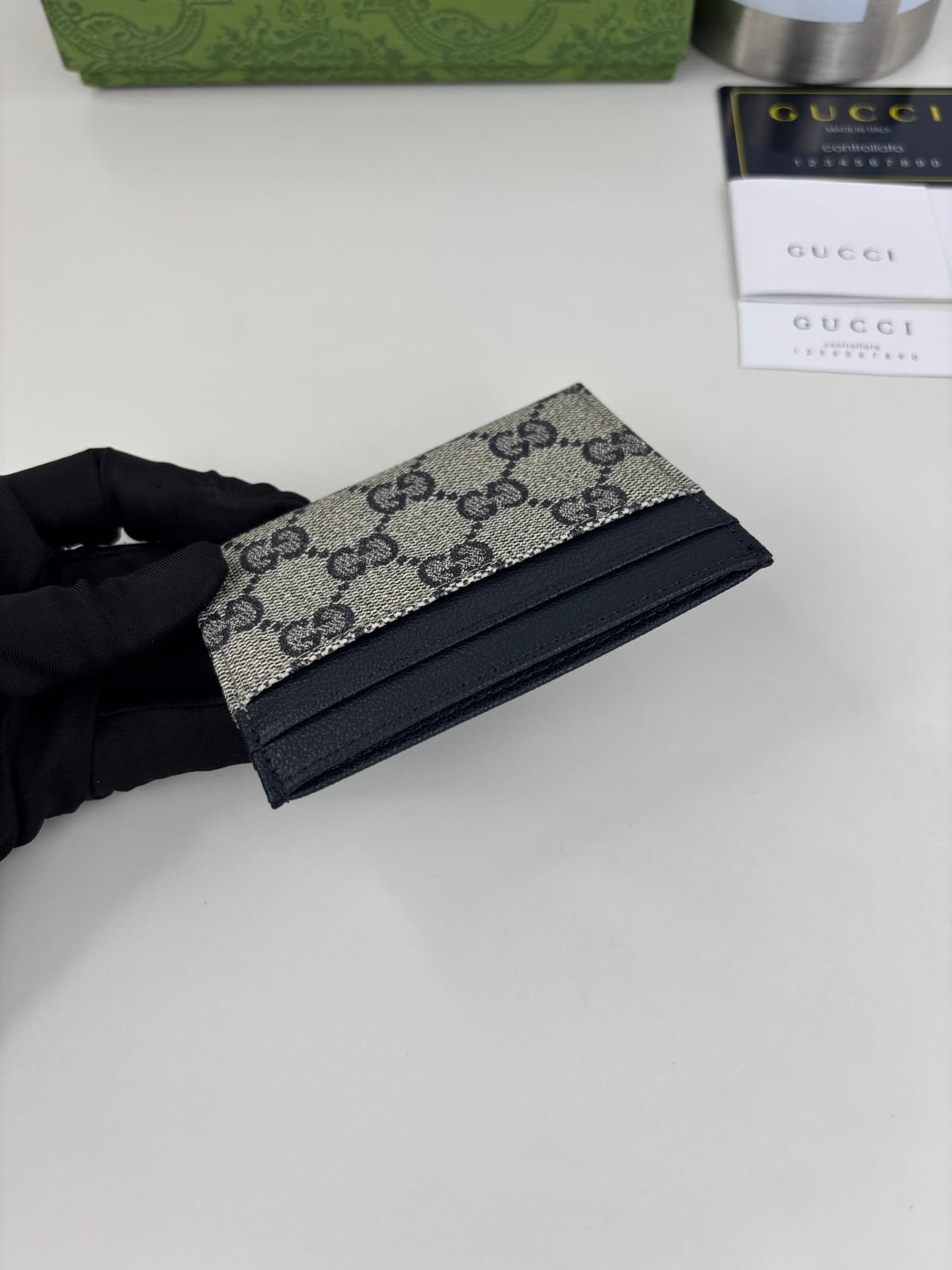 C3963 Generation Gucci explores the brand’s collectible elements in depth, blending designs from different generations into a cohesive aesthetic narrative. The Gucci Essence Classic collection is designed for a dynamic lifestyle. Each item features a ligh — image 2