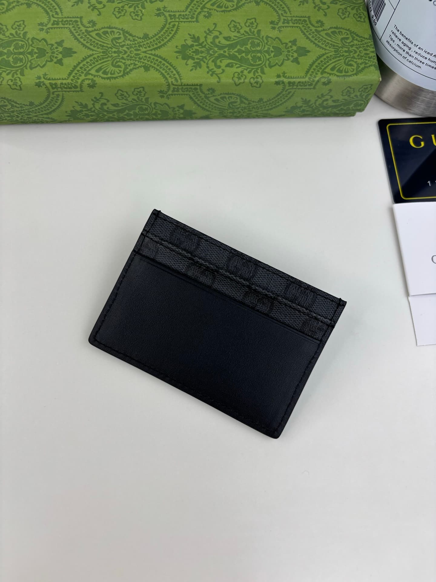 C3961 Generation Gucci explores deeply the brand’s collectible elements, blending designs from different generations into a cohesive aesthetic narrative. The Gucci Essence Classic collection is designed for a dynamic lifestyle. Each item features a lightw — image 2