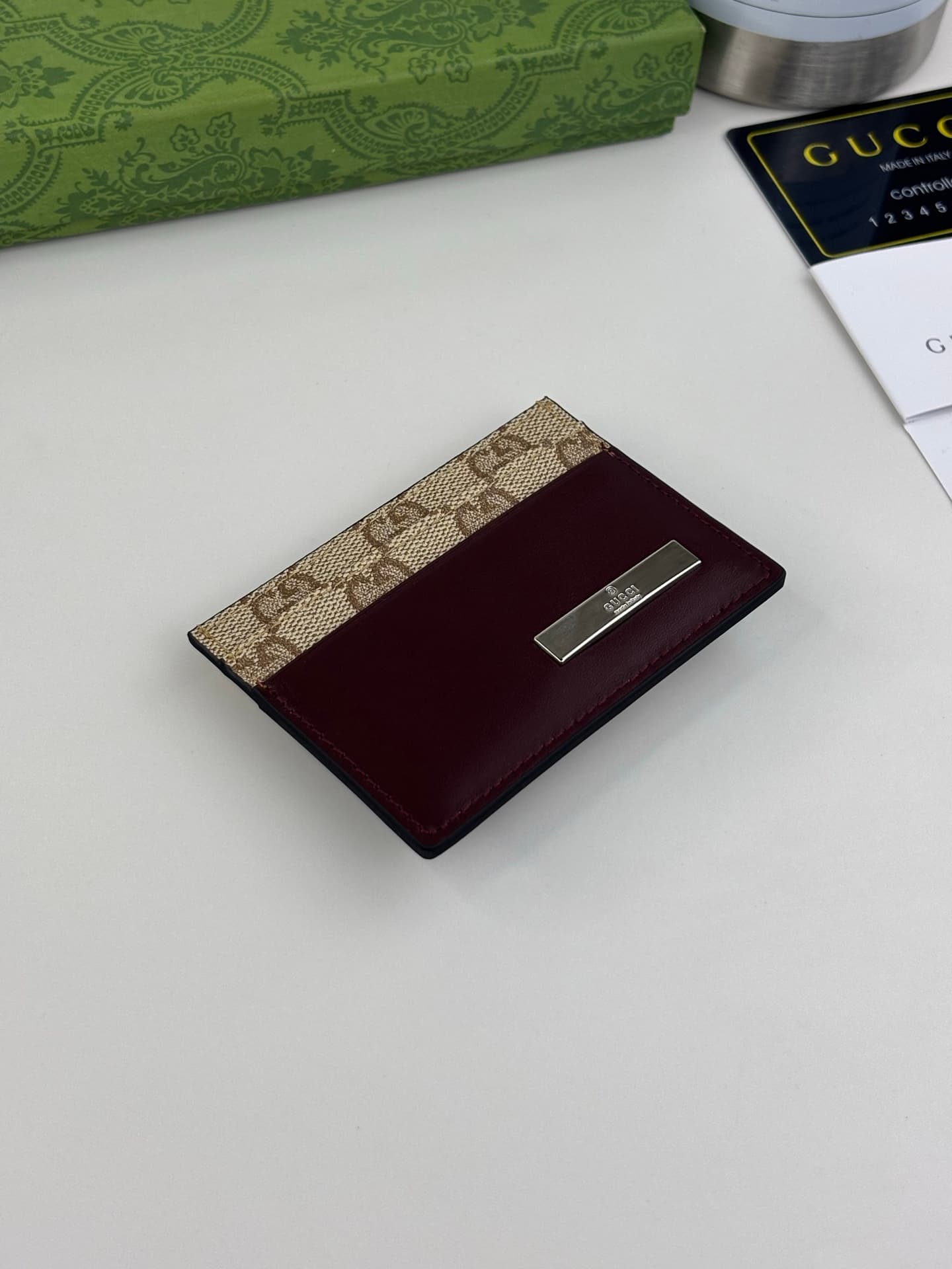 C3960 Generation Gucci delves deep into the brand’s heritage elements, blending designs from different generations into a cohesive aesthetic narrative. The Gucci Essence Classic collection is designed for a dynamic lifestyle. Each item features a lightwei — image 5