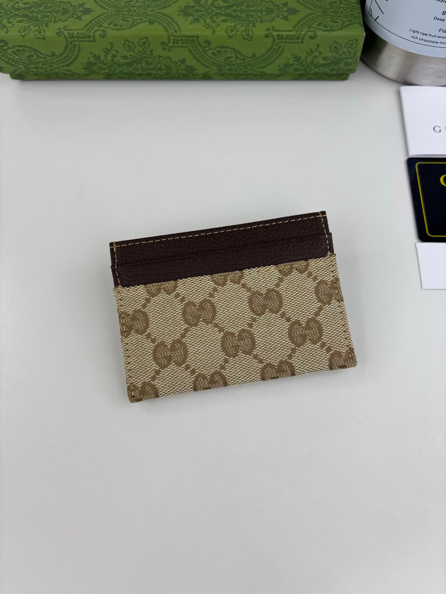 C3959 Generation Gucci delves deep into the brand’s collectibles, blending designs from different generations into a cohesive aesthetic narrative. The Gucci Essence Classic collection is designed for a dynamic lifestyle. Each item features a lightweight a — image 2