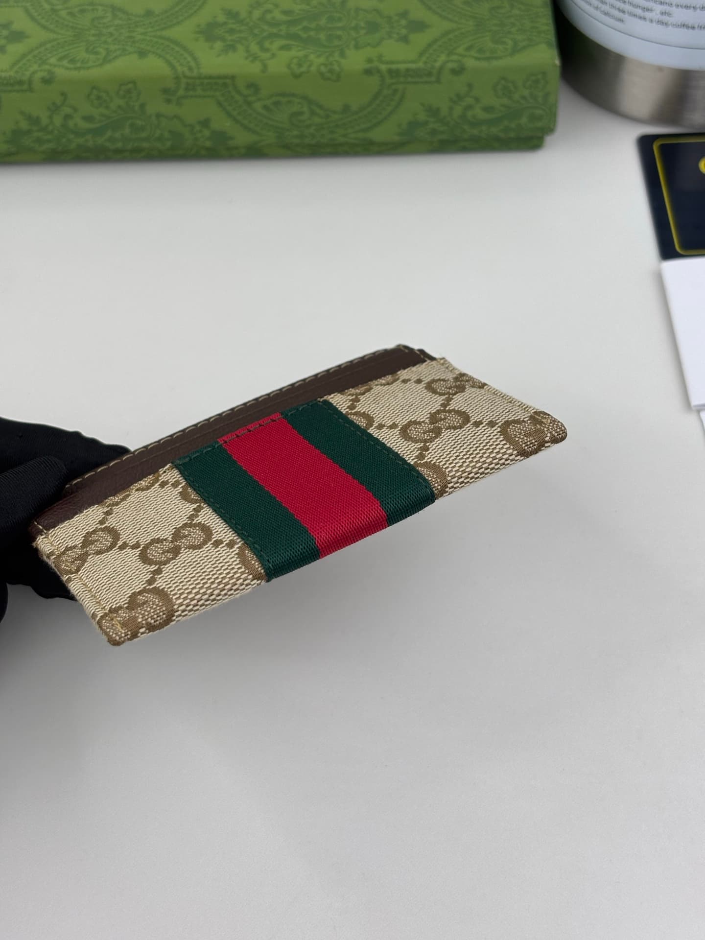 C3958 Generation Gucci explores the brand’s collectibles in depth, blending designs from different generations into a cohesive aesthetic narrative. The Gucci Essence Classic collection is designed for a dynamic lifestyle. Each item features a lightweight  — image 4