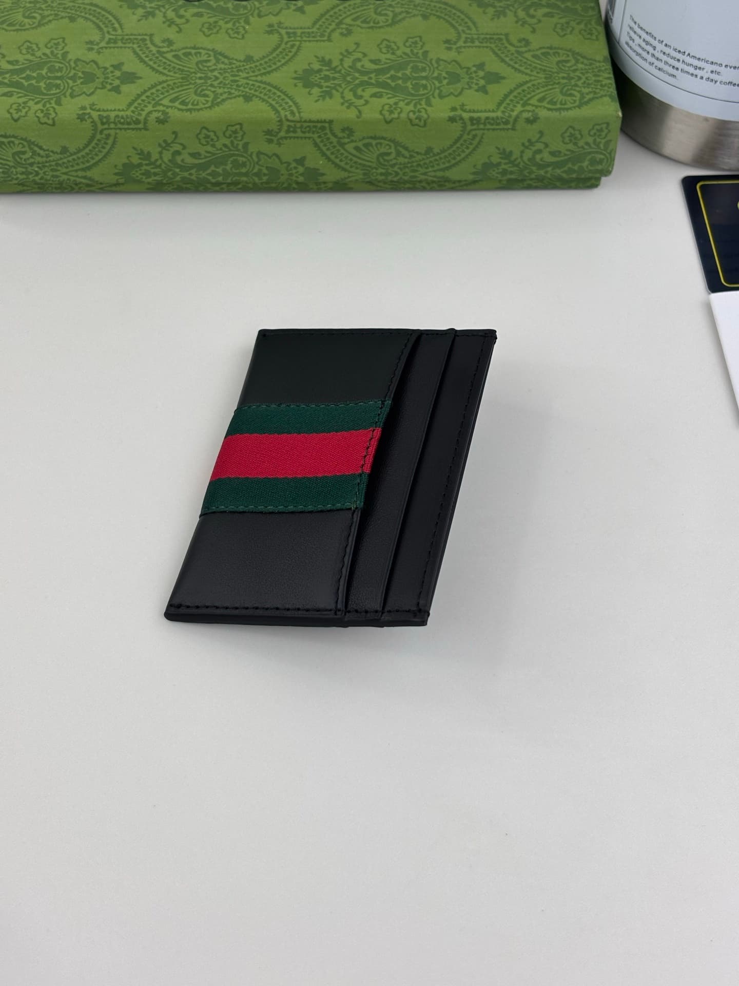 C3957 Generation Gucci delves deep into the brand’s heritage elements, integrating designs from different generations into a cohesive aesthetic narrative. The Gucci Essence Classic collection is designed for a dynamic lifestyle. Each item features a light — image 5