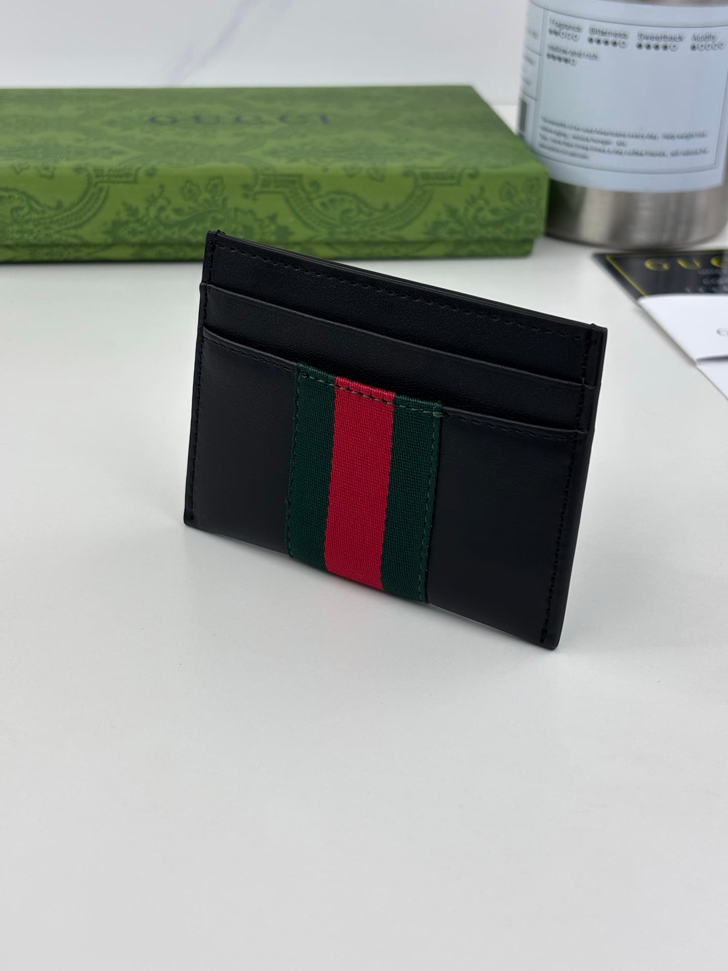 C3957 Generation Gucci delves deep into the brand’s heritage elements, integrating designs from different generations into a cohesive aesthetic narrative. The Gucci Essence Classic collection is designed for a dynamic lifestyle. Each item features a light — image 3