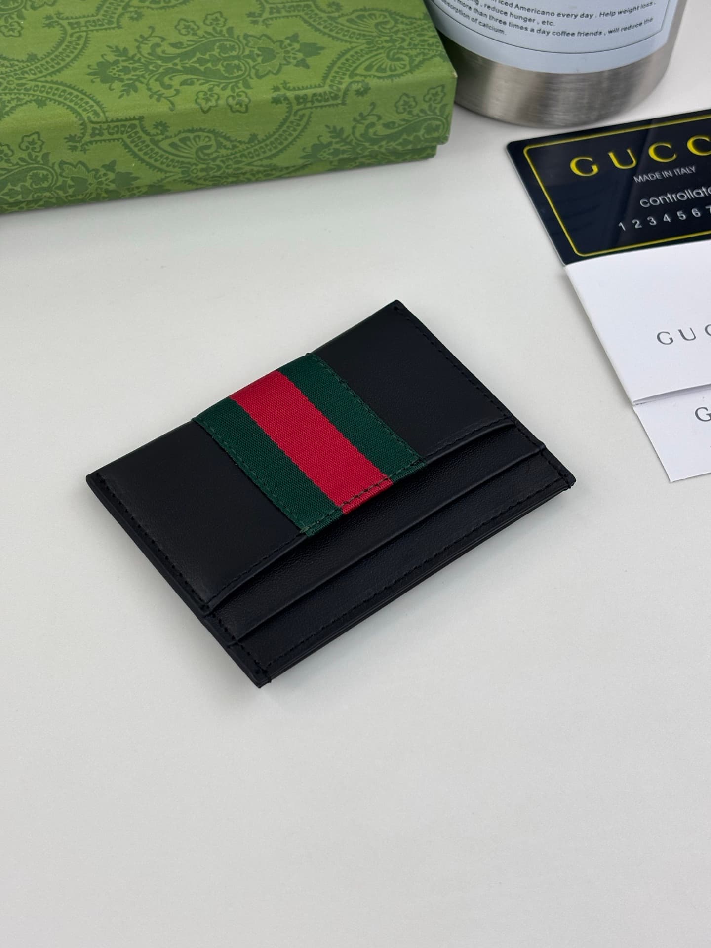 C3957 Generation Gucci delves deep into the brand’s heritage elements, integrating designs from different generations into a cohesive aesthetic narrative. The Gucci Essence Classic collection is designed for a dynamic lifestyle. Each item features a light — image 2