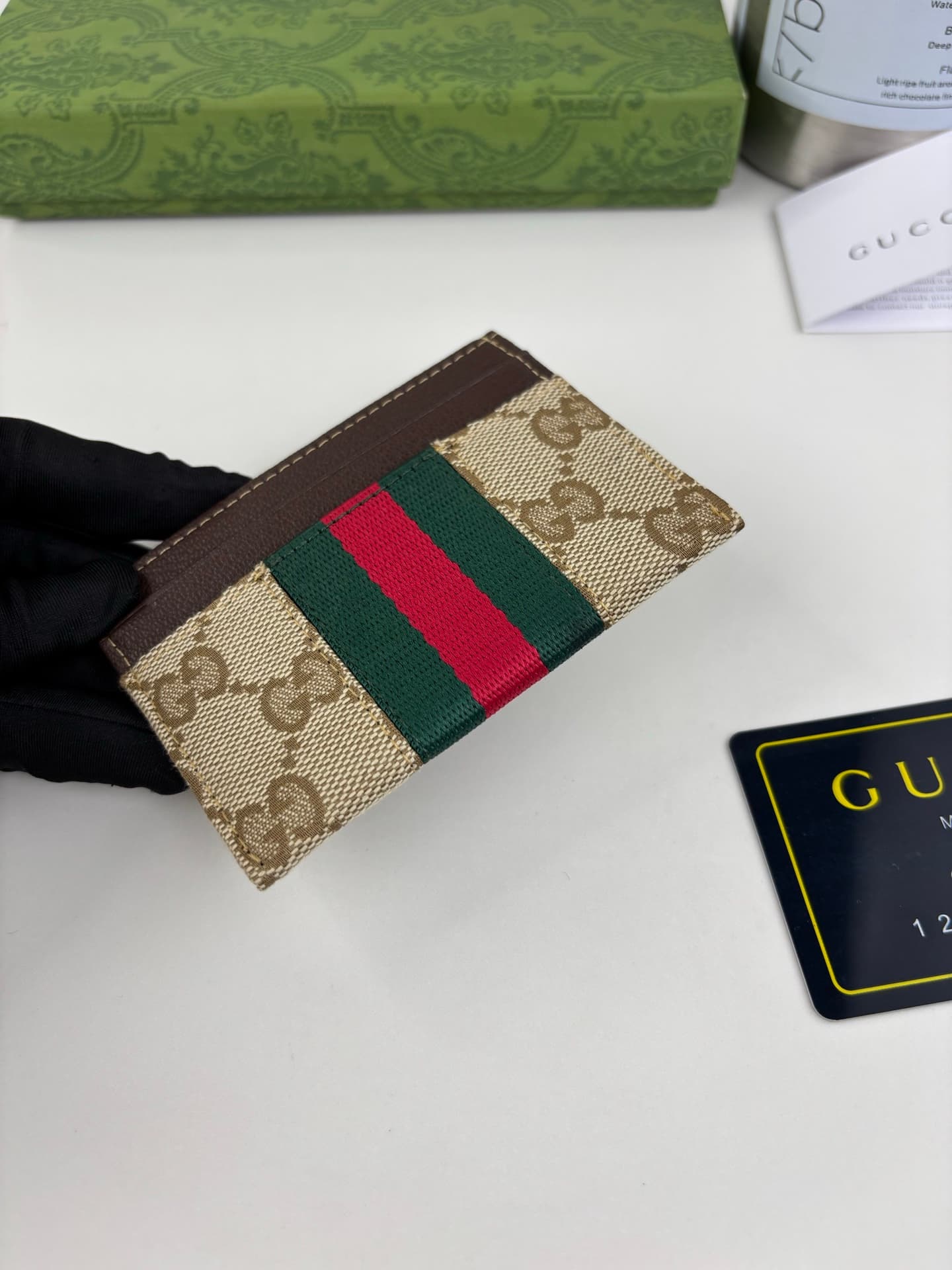 C3968 The Gucci Generation collection deeply explores the brand’s heritage elements, blending designs from different generations into a cohesive aesthetic narrative. The small accessories feature a tribute to the buckle design, integrating iconic details  — image 6
