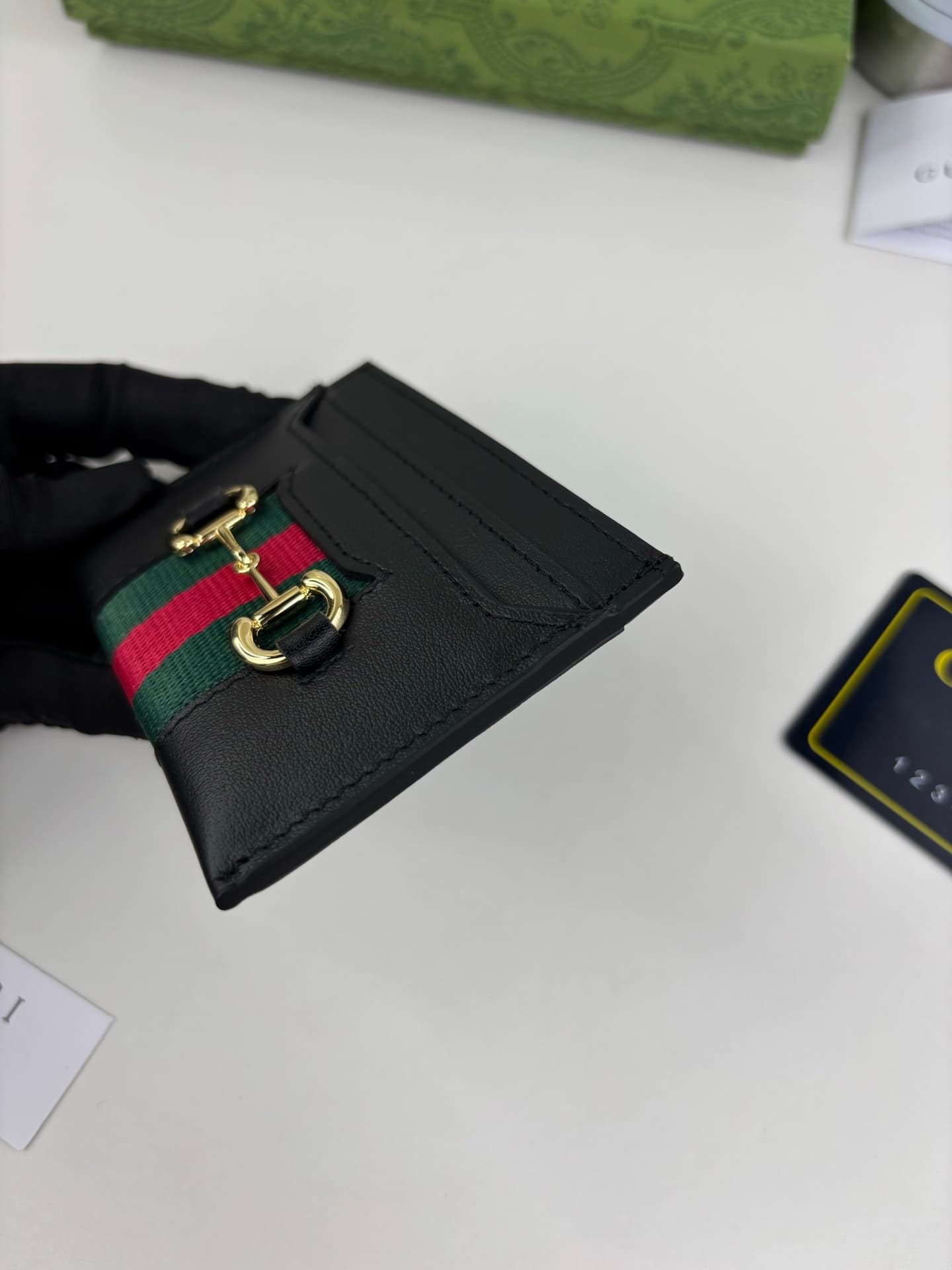 C3967 The Gucci Generation collection delves into the brand’s collectible elements, blending designs from different generations into a cohesive aesthetic narrative. The small accessories feature a tribute to horsehead buckles, integrating iconic details w — image 4